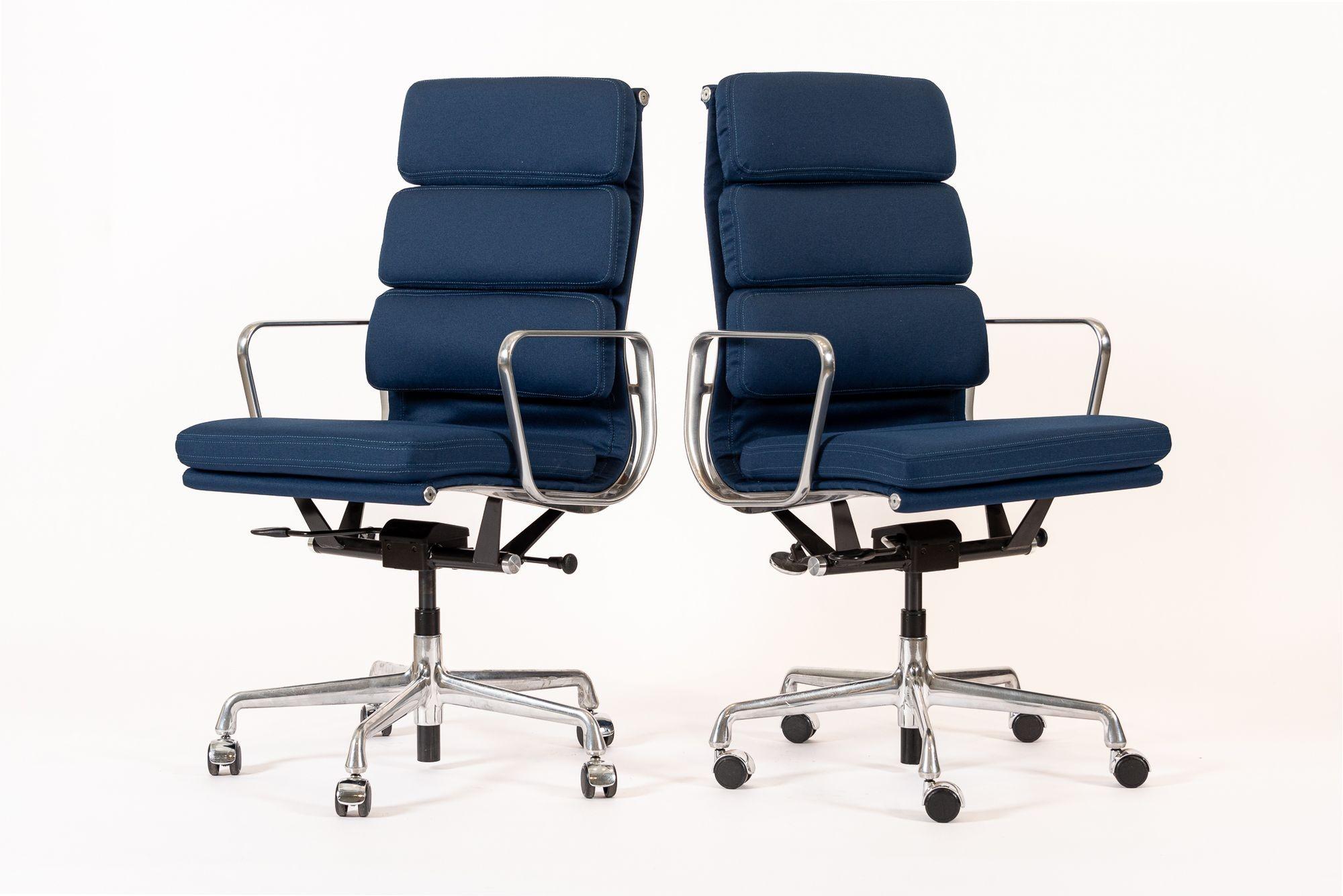 Queste autentiche sedie da ufficio Eames for Herman Miller Soft Pad Executive Height della Aluminum Group Collection sono state prodotte negli anni 2000. Questa sedia ad altezza executive presenta uno schienale più alto, un esclusivo rivestimento in