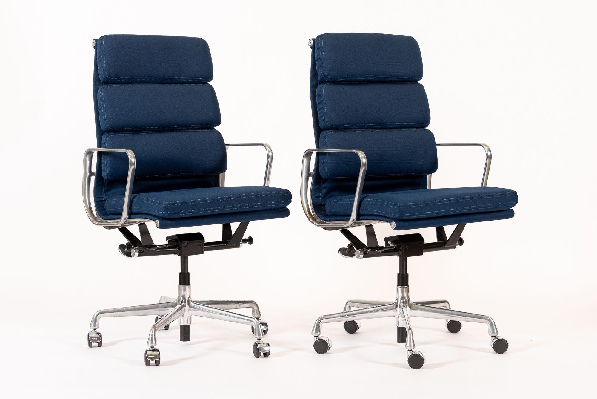 Mid-Century moderno Herman Miller Eames Alto Blu Navy Tessuto Sedie da Ufficio Set di 2 in vendita