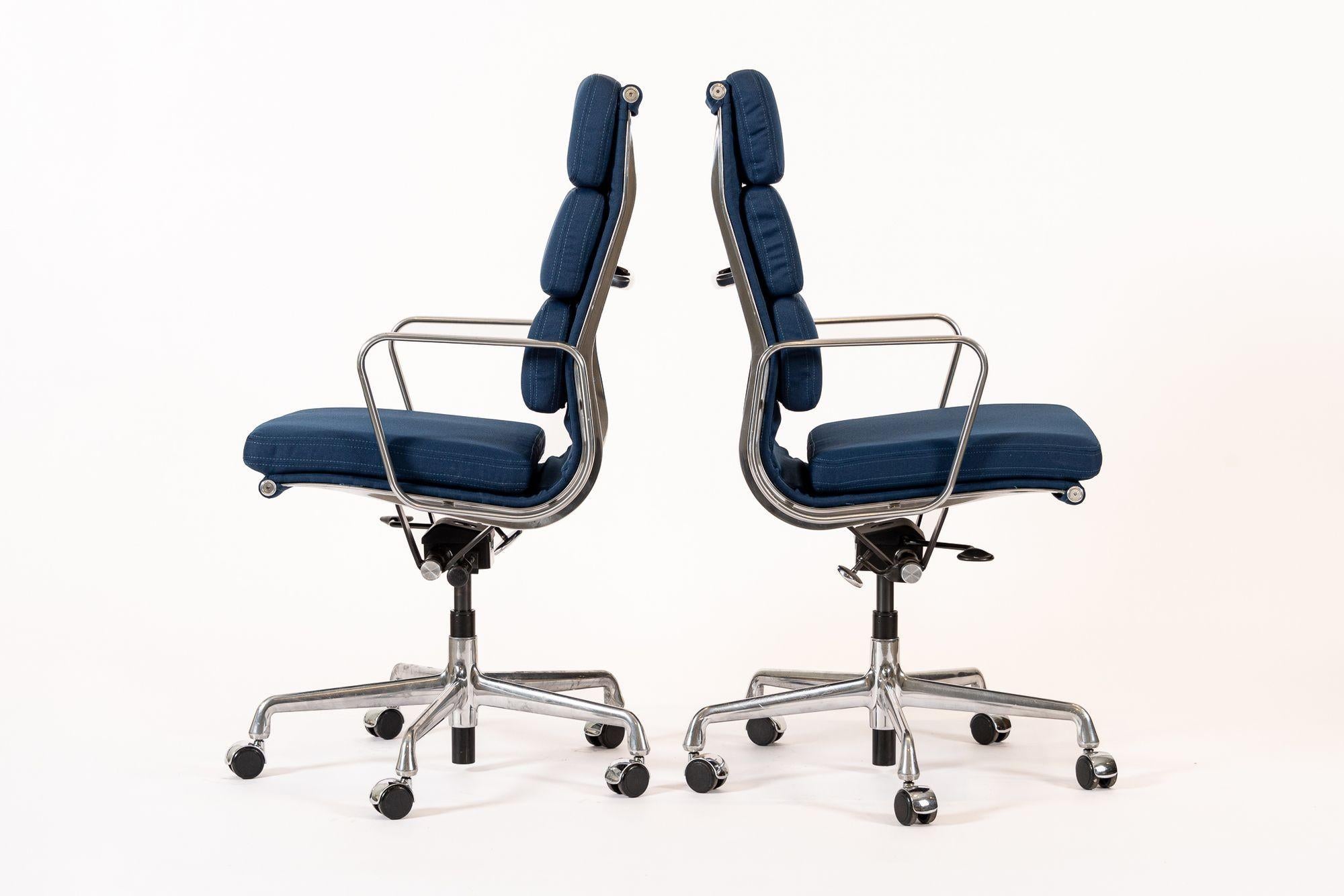 XXI secolo e contemporaneo Herman Miller Eames Alto Blu Navy Tessuto Sedie da Ufficio Set di 2 in vendita