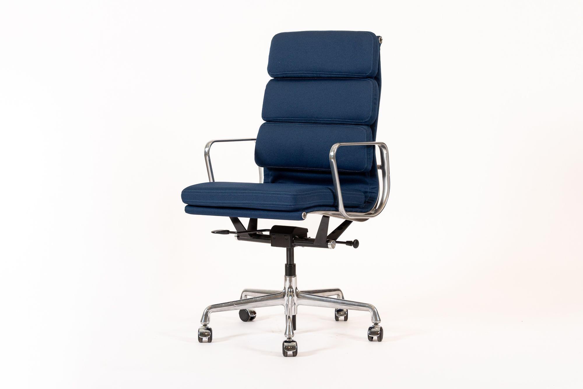 Alluminio Herman Miller Eames Alto Blu Navy Tessuto Sedie da Ufficio Set di 2 in vendita