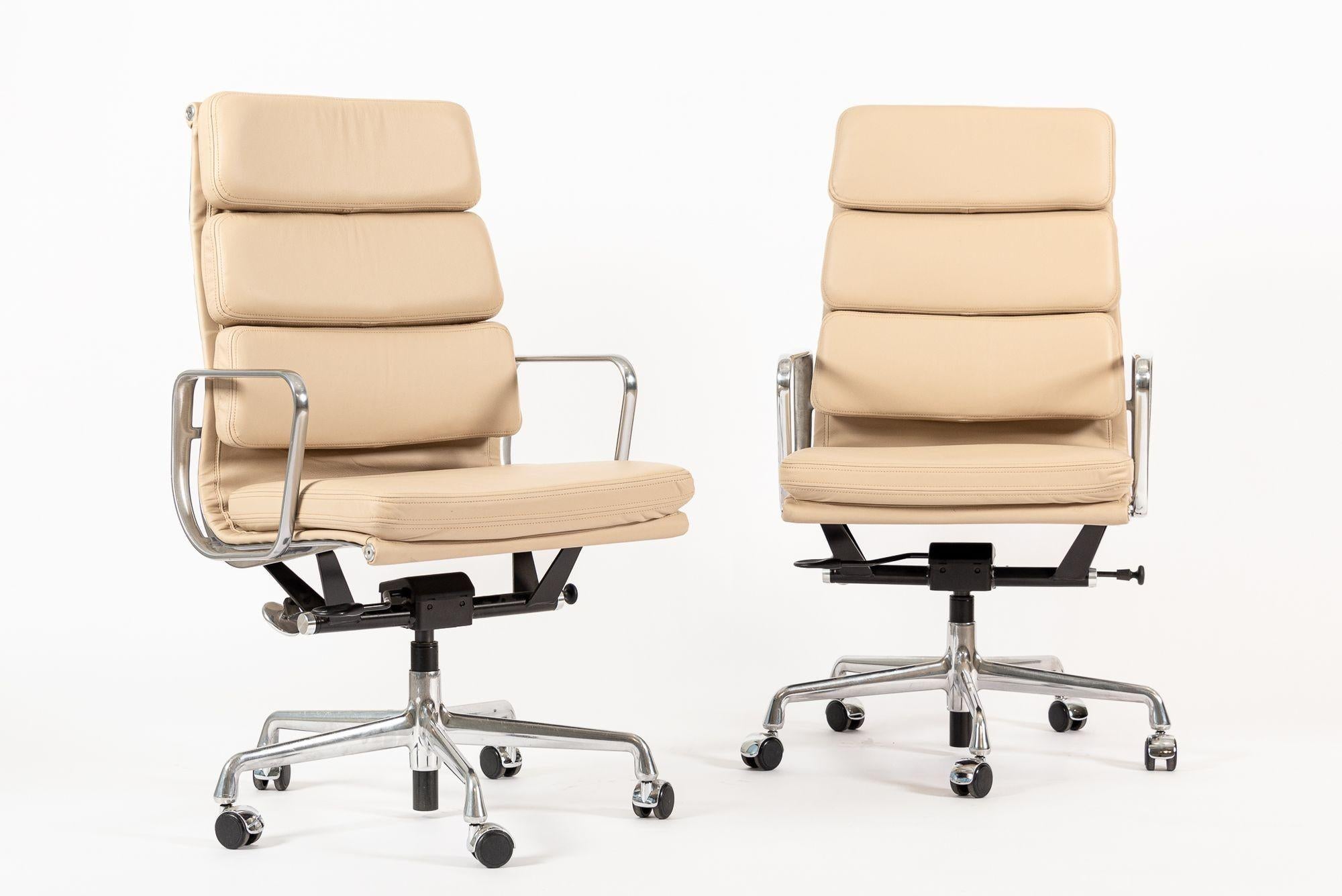Herman Miller Eames Großer brauner Leder-Schreibtischstuhl mit weichem Gestell, Paar im Angebot 4