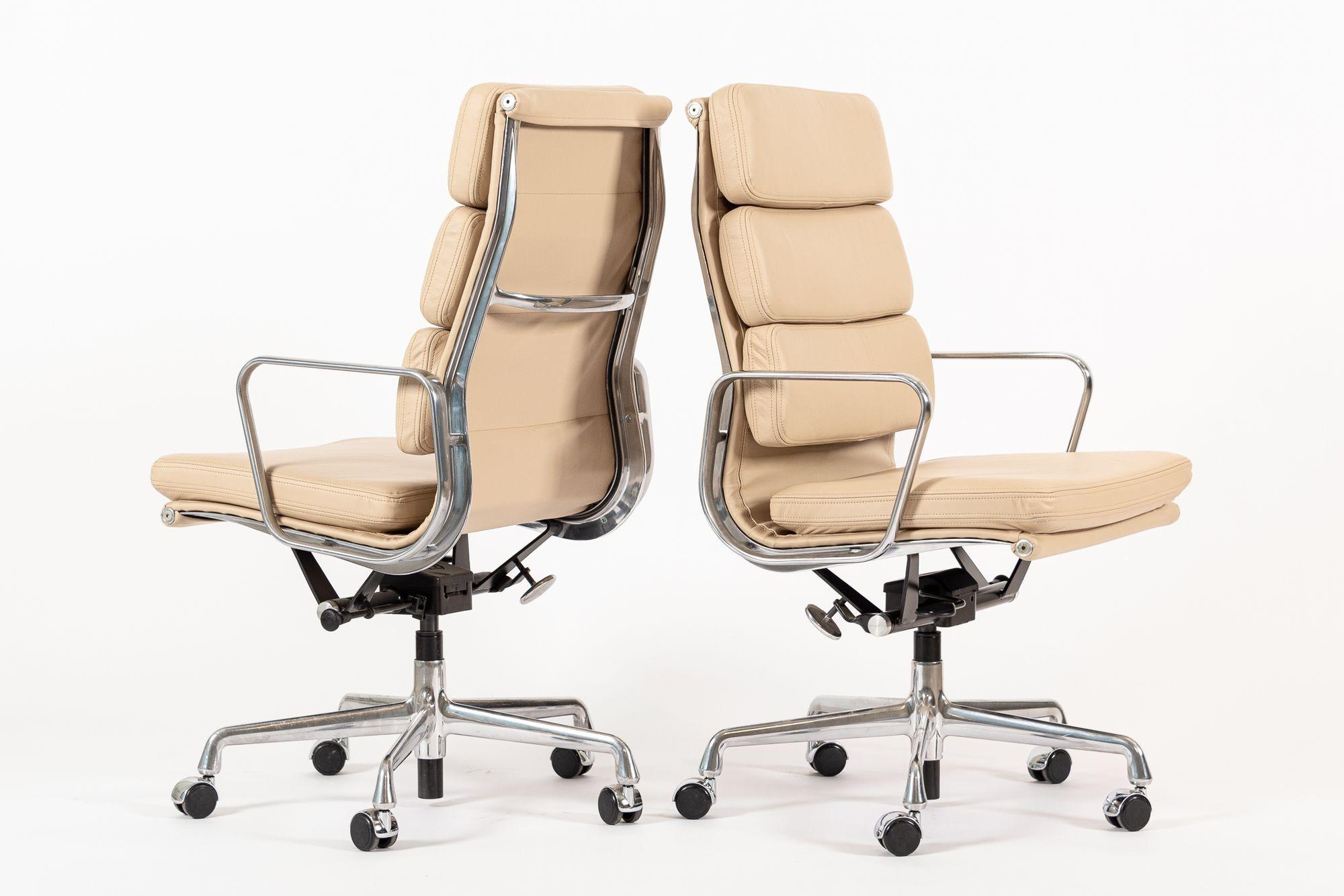 Herman Miller Eames Großer brauner Leder-Schreibtischstuhl mit weichem Gestell, Paar im Angebot 5