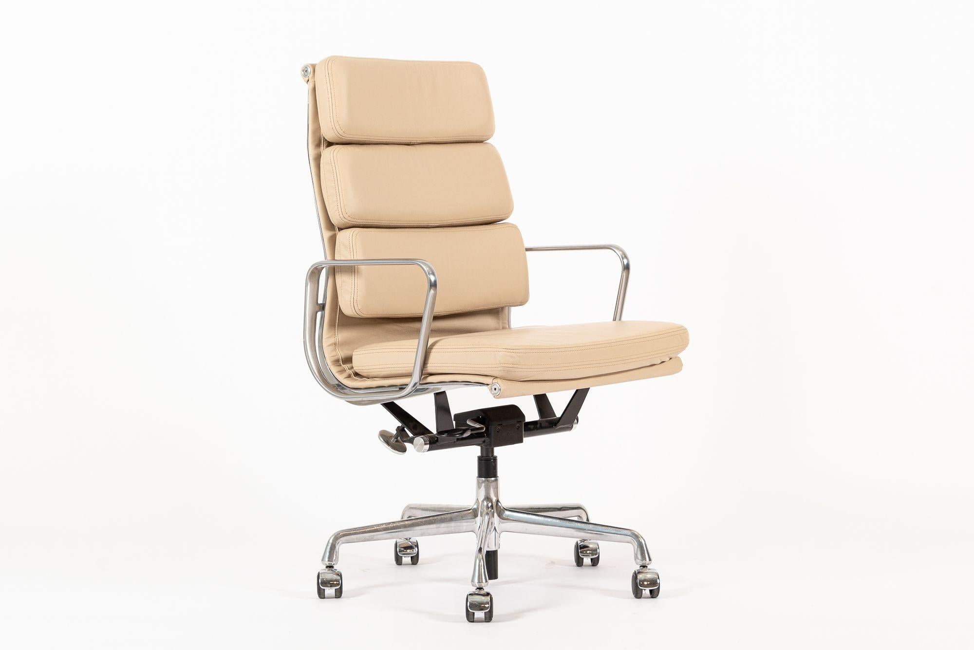 Herman Miller Eames Großer brauner Leder-Schreibtischstuhl mit weichem Gestell, Paar im Angebot 6