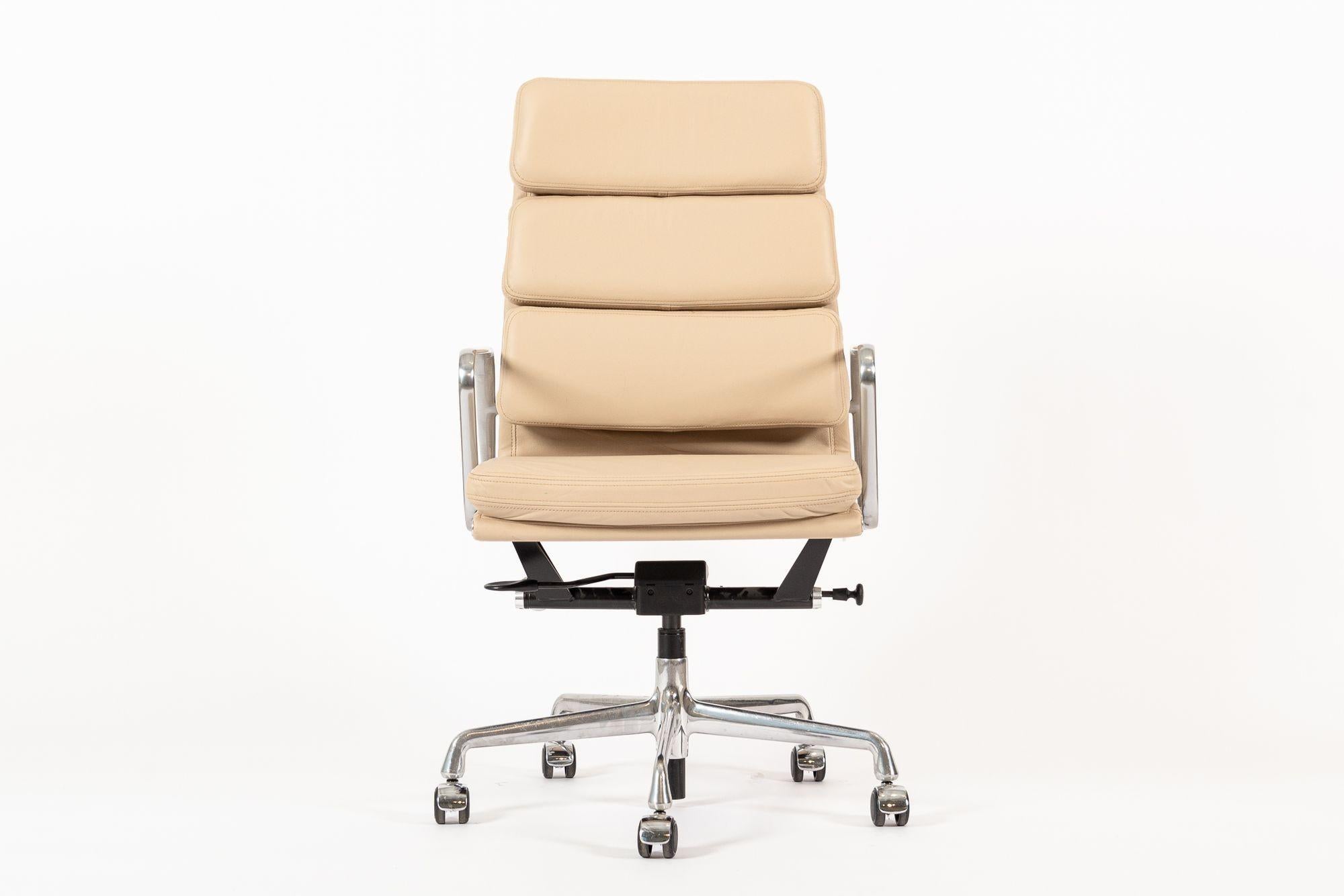 Herman Miller Eames Großer brauner Leder-Schreibtischstuhl mit weichem Gestell, Paar im Angebot 7