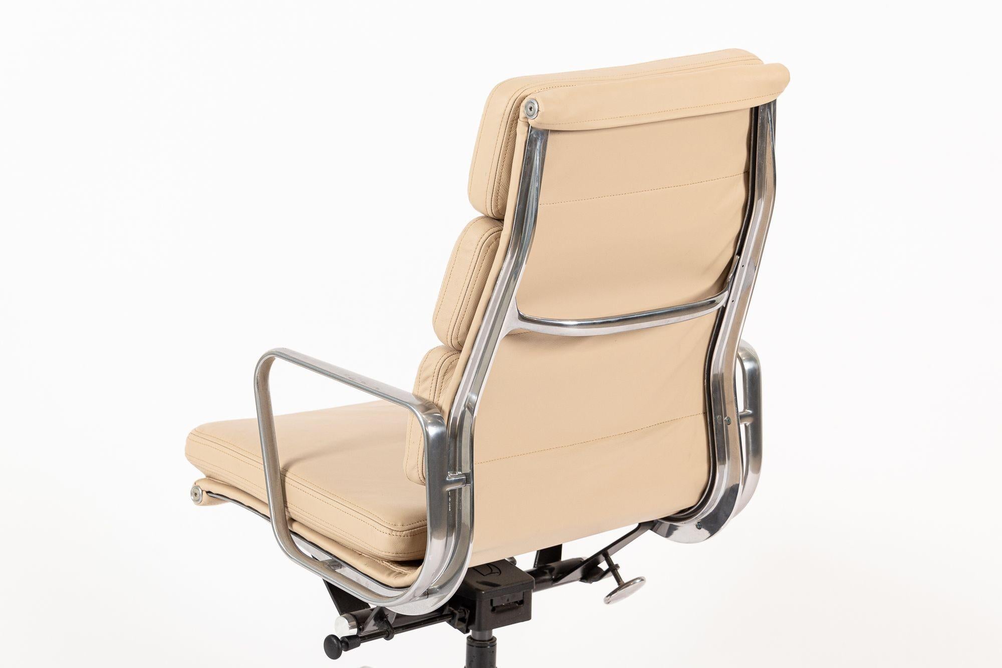 Herman Miller Eames Großer brauner Leder-Schreibtischstuhl mit weichem Gestell, Paar im Angebot 8
