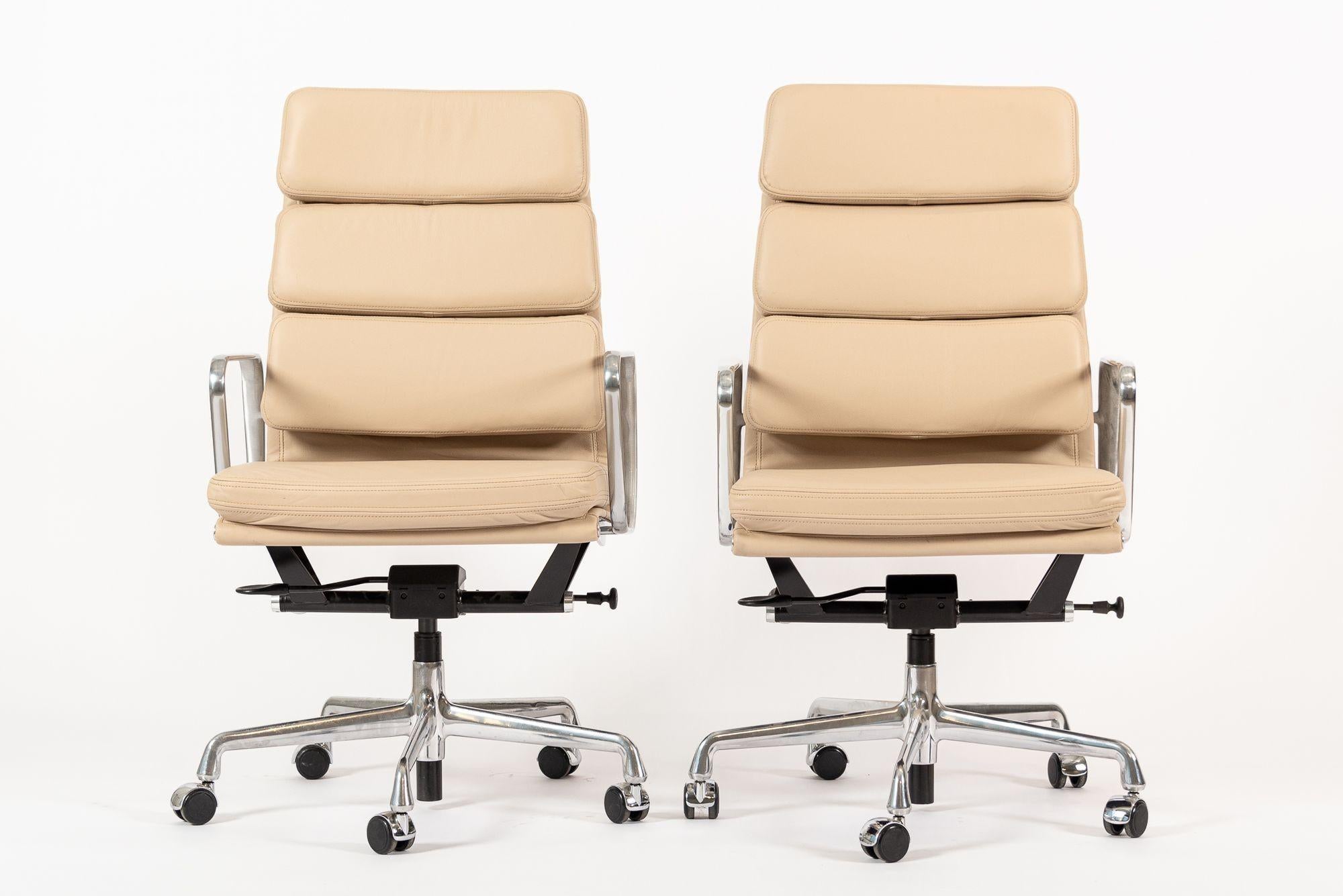 Diese authentischen Eames for Herman Miller Soft Pad Executive Height Bürostühle aus der Aluminum Group Collection wurden in den 2000er Jahren hergestellt. Diese Chefsessel verfügen über eine höhere Rückenlehne, eine cremefarbene Lederpolsterung,