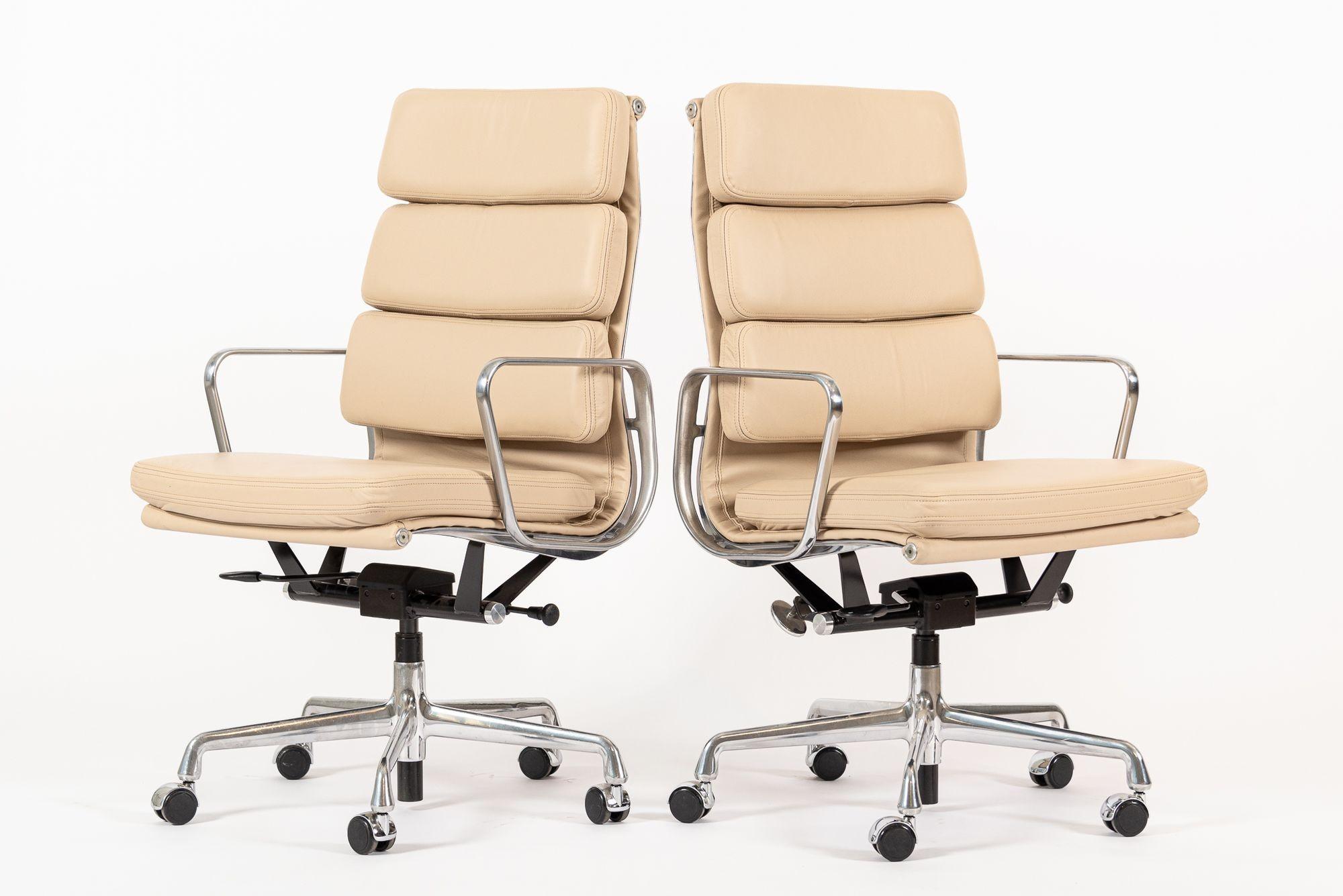 Herman Miller Eames Großer brauner Leder-Schreibtischstuhl mit weichem Gestell, Paar (Moderne der Mitte des Jahrhunderts) im Angebot