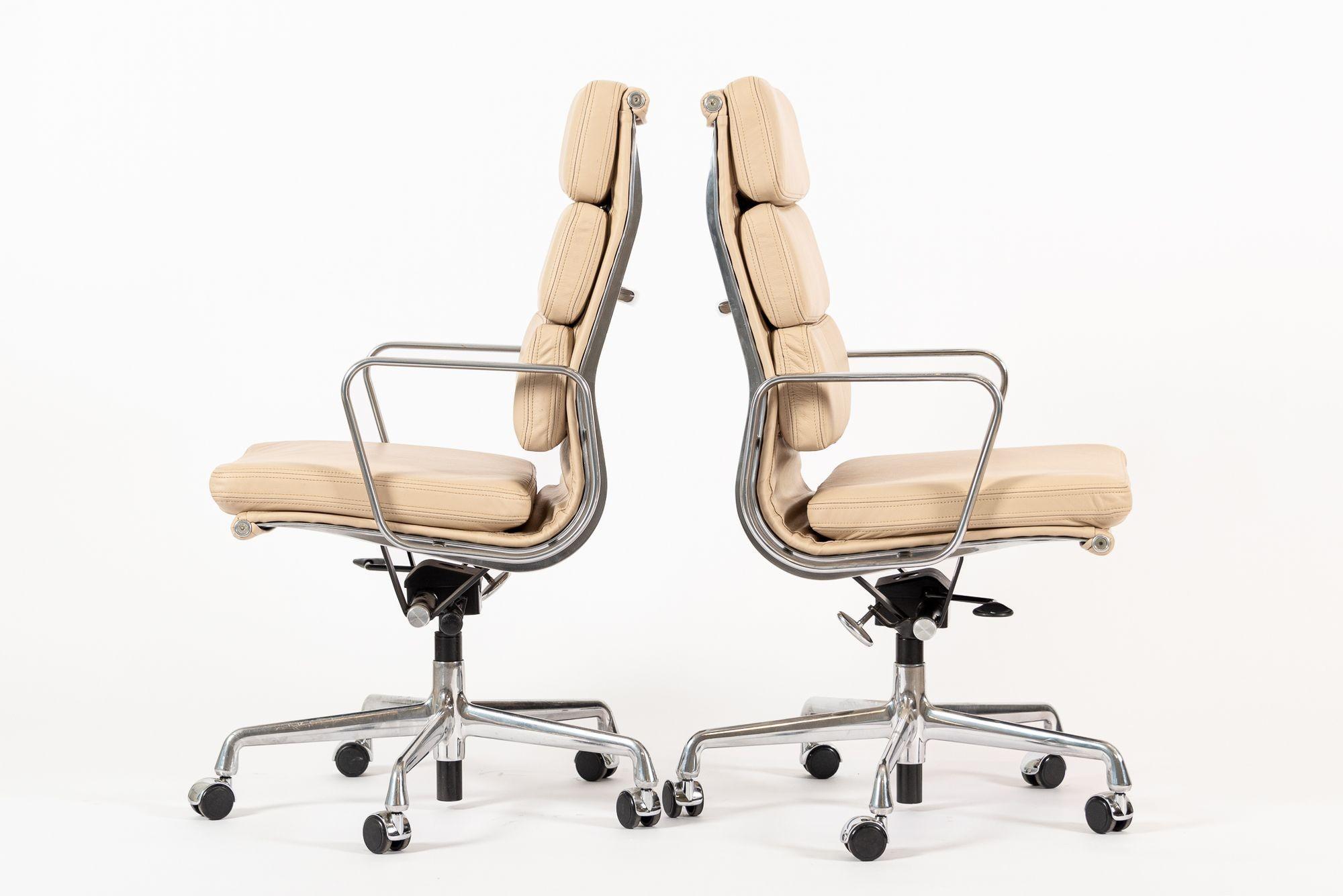 Herman Miller Eames Großer brauner Leder-Schreibtischstuhl mit weichem Gestell, Paar (amerikanisch) im Angebot
