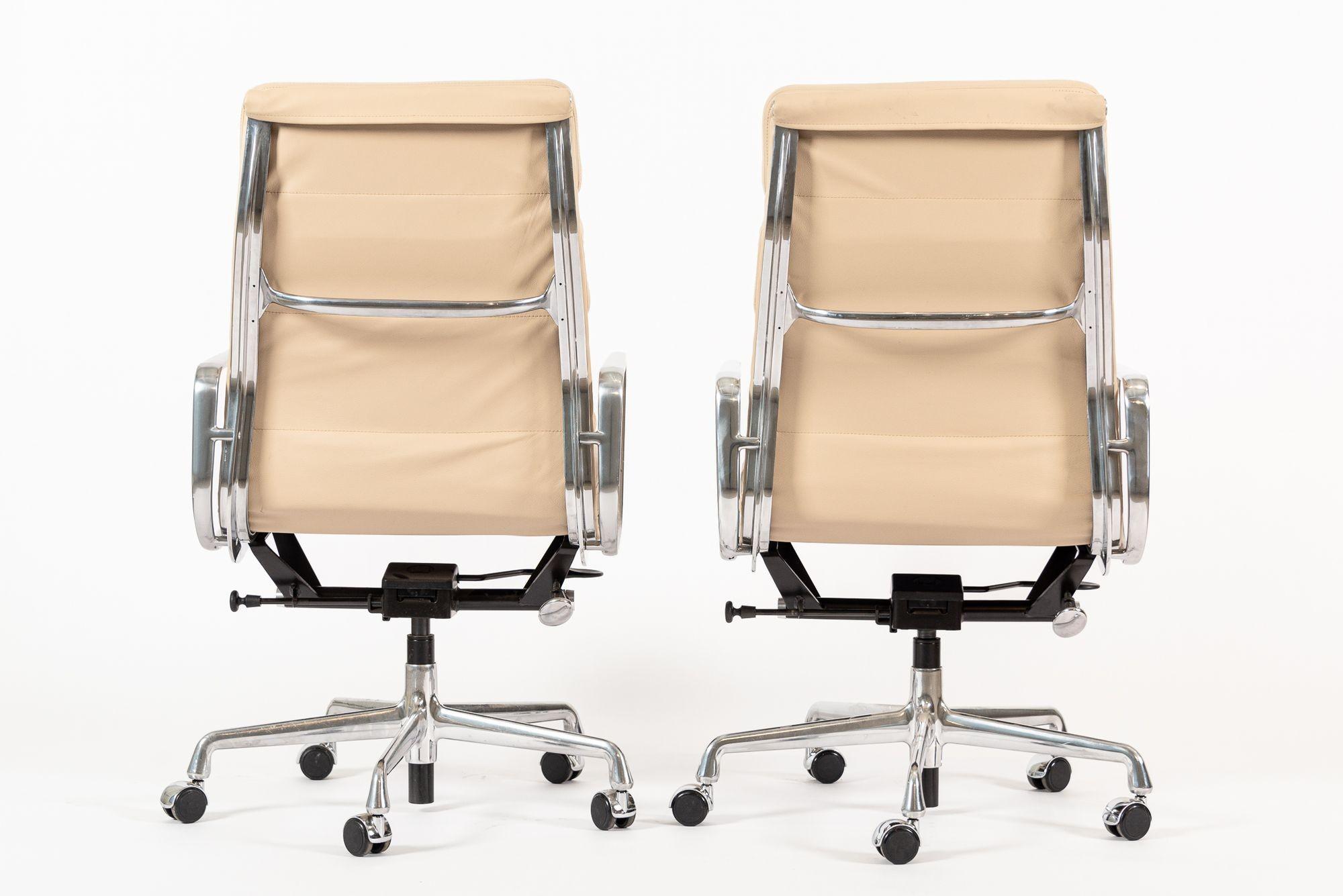 Herman Miller Eames Großer brauner Leder-Schreibtischstuhl mit weichem Gestell, Paar im Zustand „Gut“ im Angebot in Detroit, MI