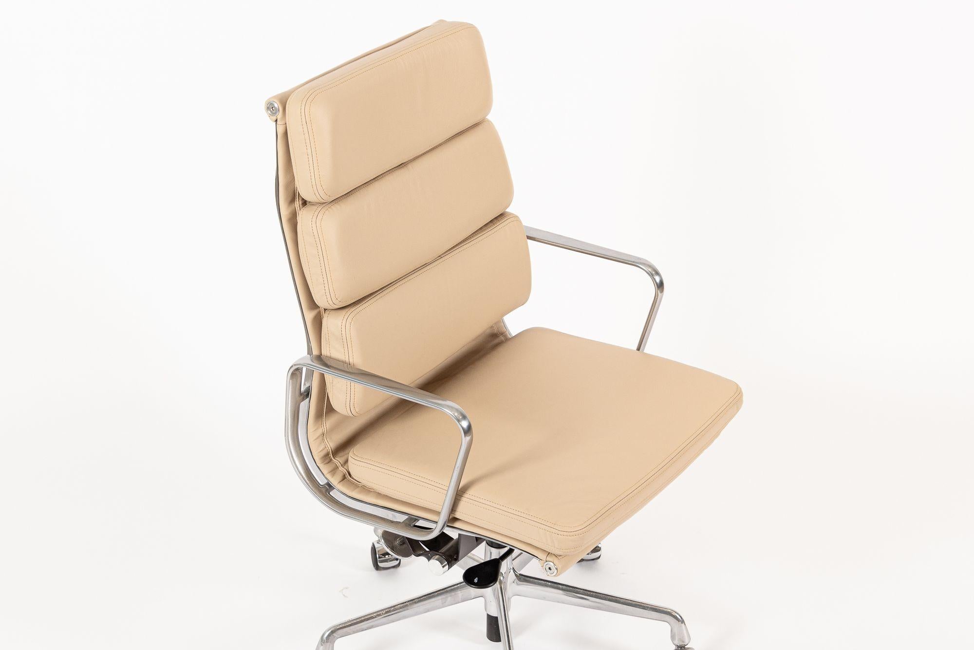 Herman Miller Eames Großer brauner Leder-Schreibtischstuhl mit weichem Gestell, Paar (21. Jahrhundert und zeitgenössisch) im Angebot