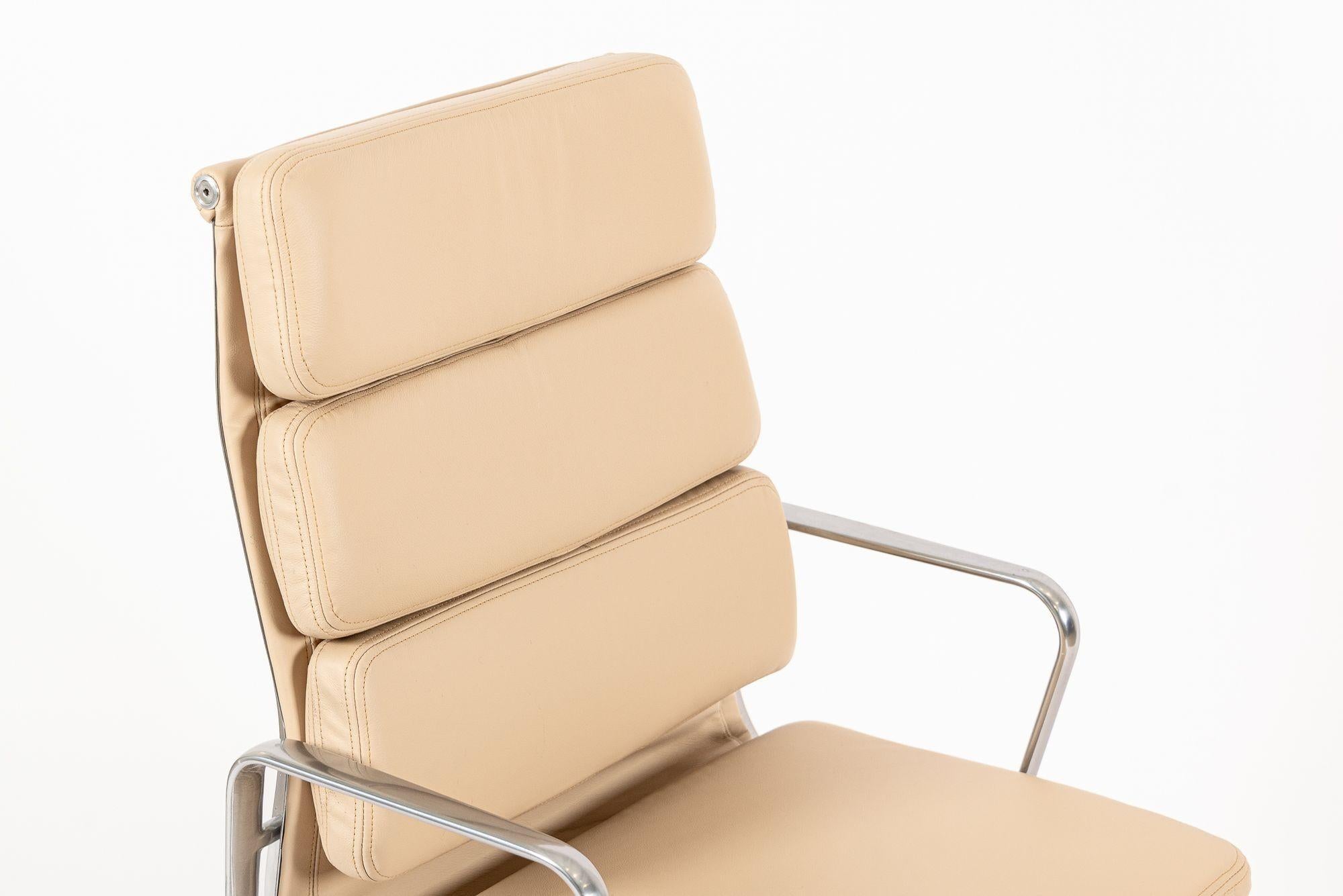 Herman Miller Eames Großer brauner Leder-Schreibtischstuhl mit weichem Gestell, Paar (Aluminium) im Angebot