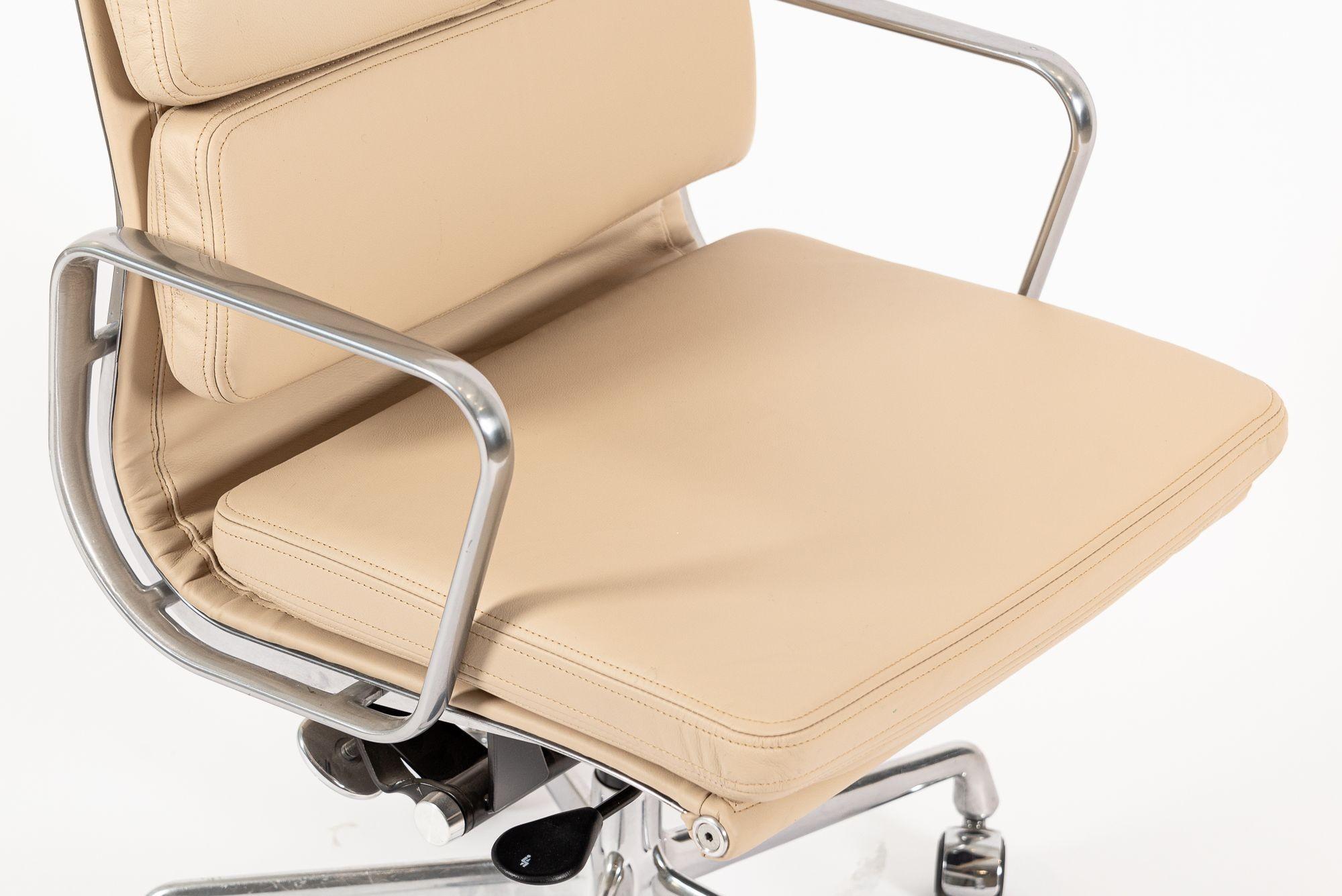 Herman Miller Eames Großer brauner Leder-Schreibtischstuhl mit weichem Gestell, Paar im Angebot 1