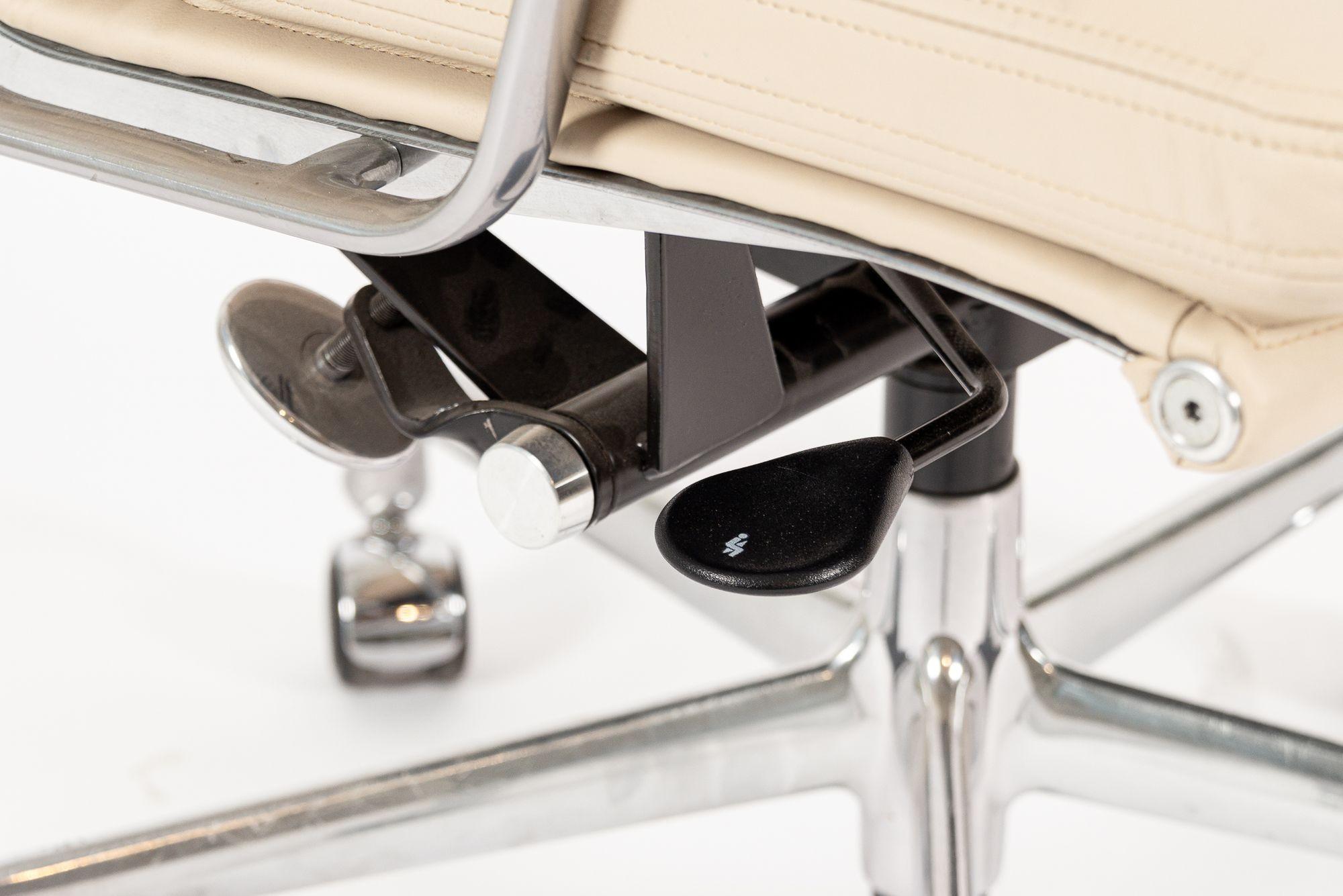 Herman Miller Eames Großer brauner Leder-Schreibtischstuhl mit weichem Gestell, Paar im Angebot 2