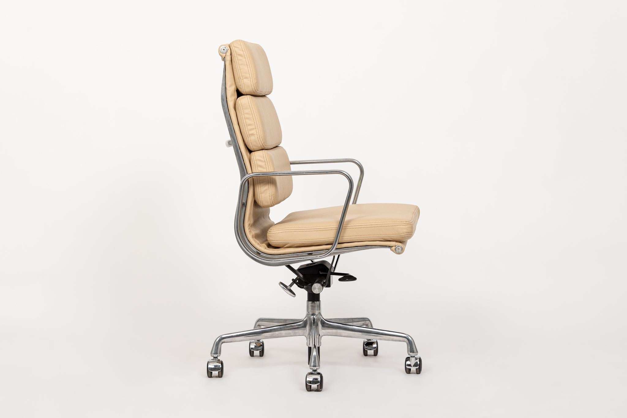 Herman Miller Eames Tall Tan Leather Office Chair Aluminum Group In Good Condition In Detroit, MI