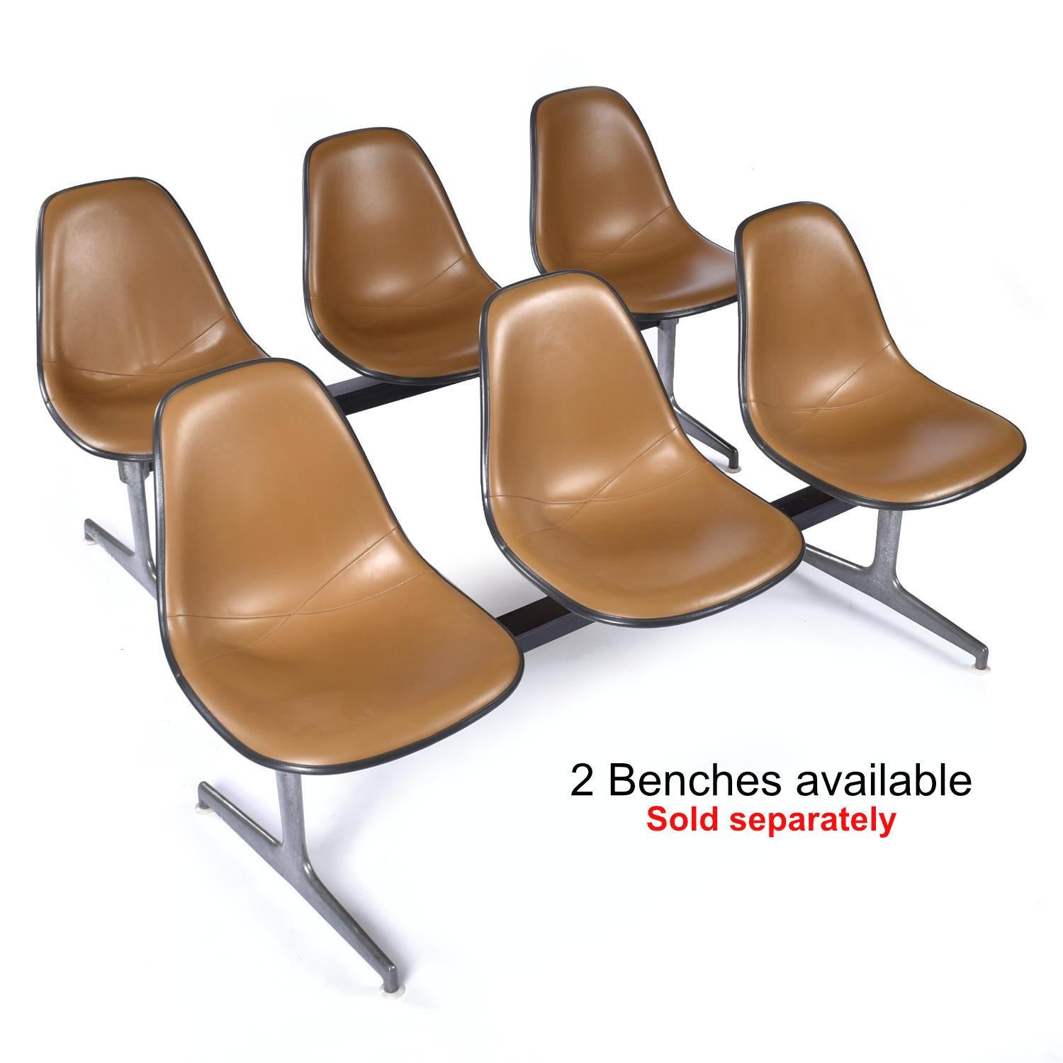 Vintage Charles Eames 3-sitzige Tandembank. Die Bank ist mit originalen braunen Naugahyde-Pads und dunkelkohlegrauen Glasfaserschalen ausgestattet. Jeder Stuhl trägt das Herman Miller-Zeichen unter der Sitzfläche. Die Stahlstange ist außerdem mit