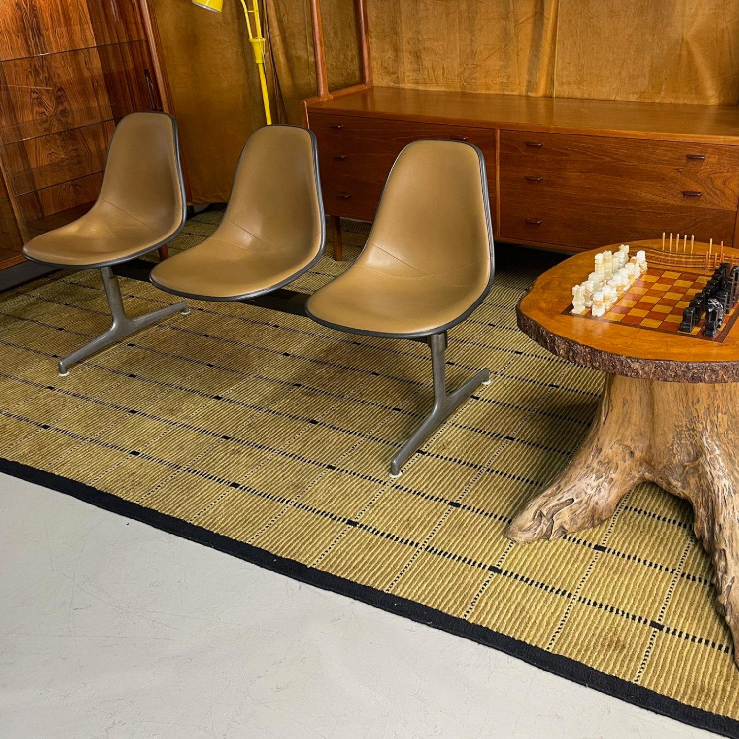 Herman Miller Eames Tandem Bench mit Brown Naugahyde Pad Shell Stühle (Moderne der Mitte des Jahrhunderts) im Angebot