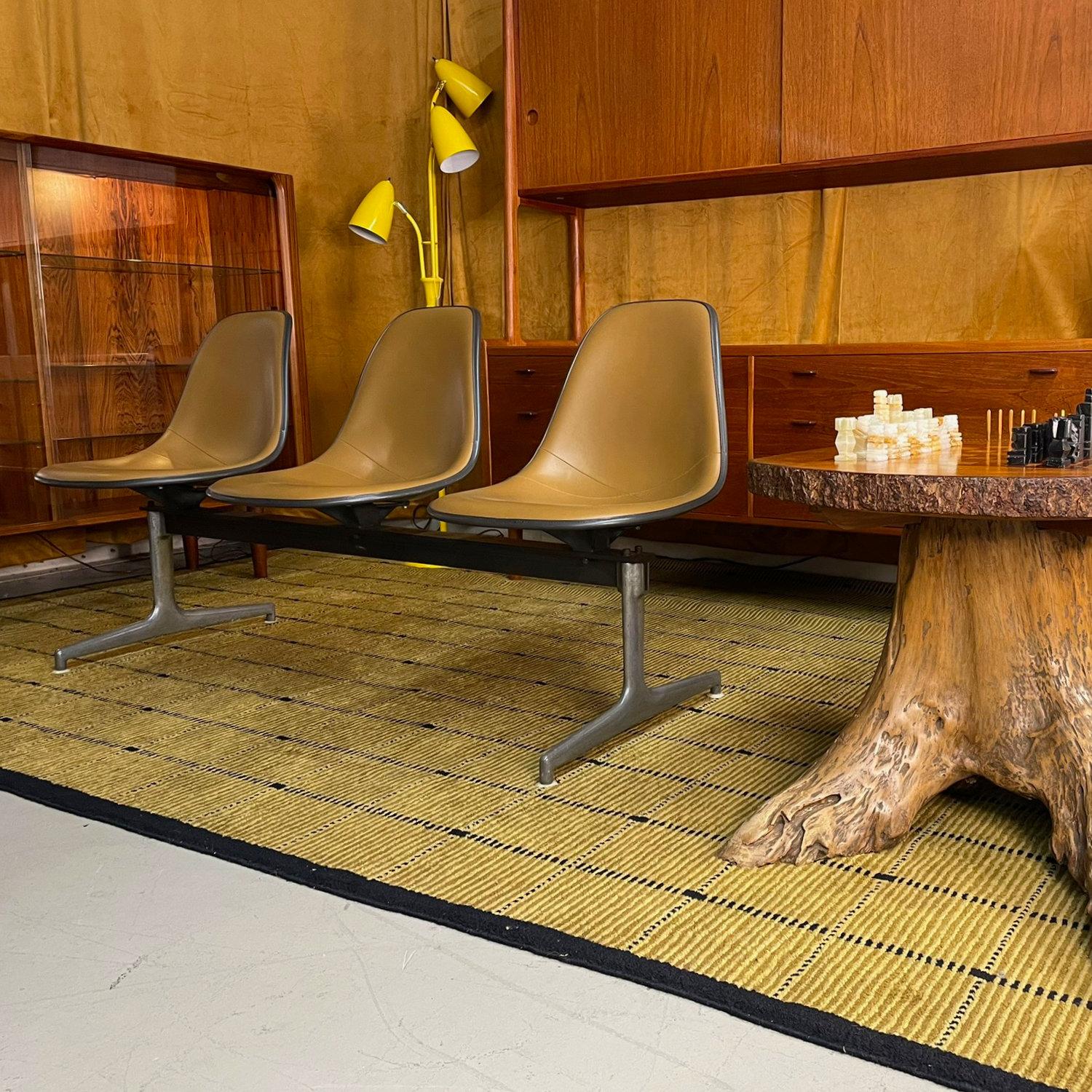 Herman Miller Eames Tandem Bench mit Brown Naugahyde Pad Shell Stühle (amerikanisch) im Angebot
