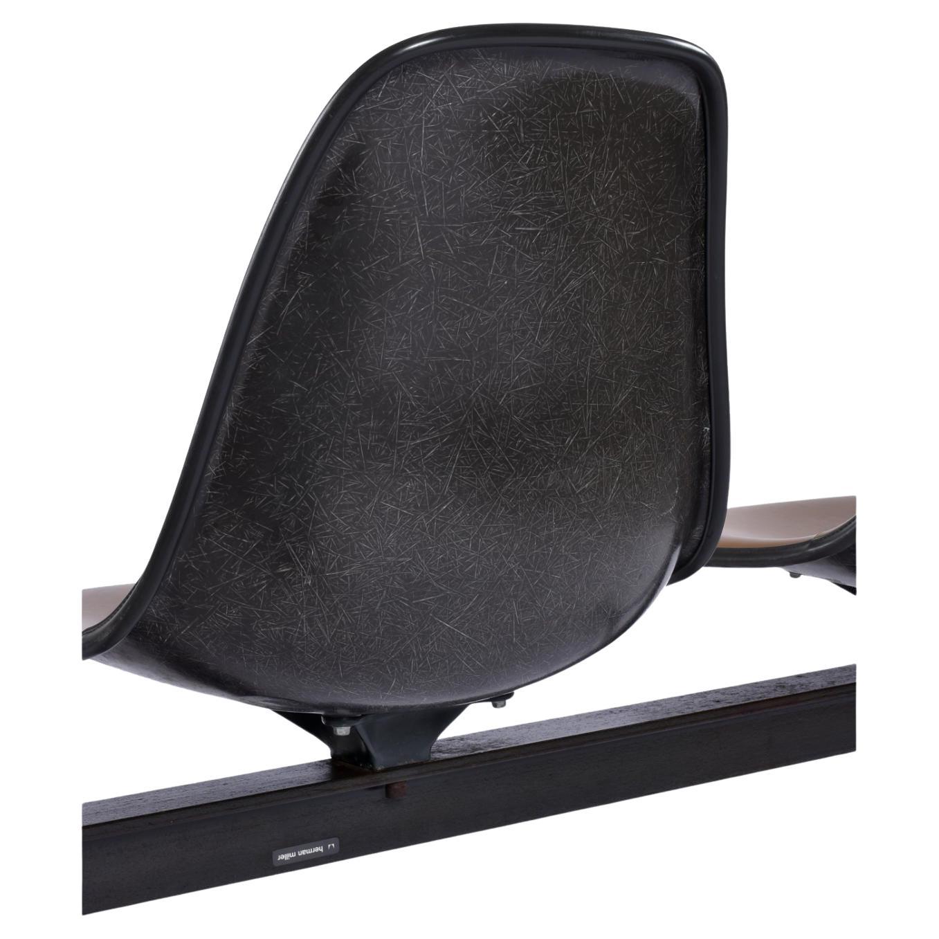 Herman Miller Eames Tandem Bench mit Brown Naugahyde Pad Shell Stühle im Zustand „Gut“ im Angebot in Chattanooga, TN