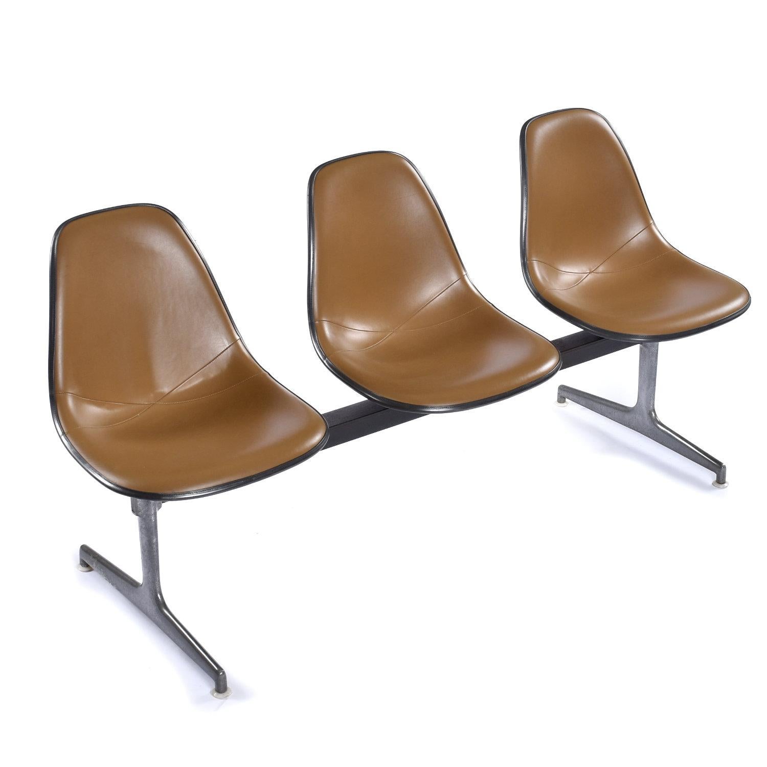 Herman Miller Eames Tandem Bench mit Brown Naugahyde Pad Shell Stühle im Angebot 1