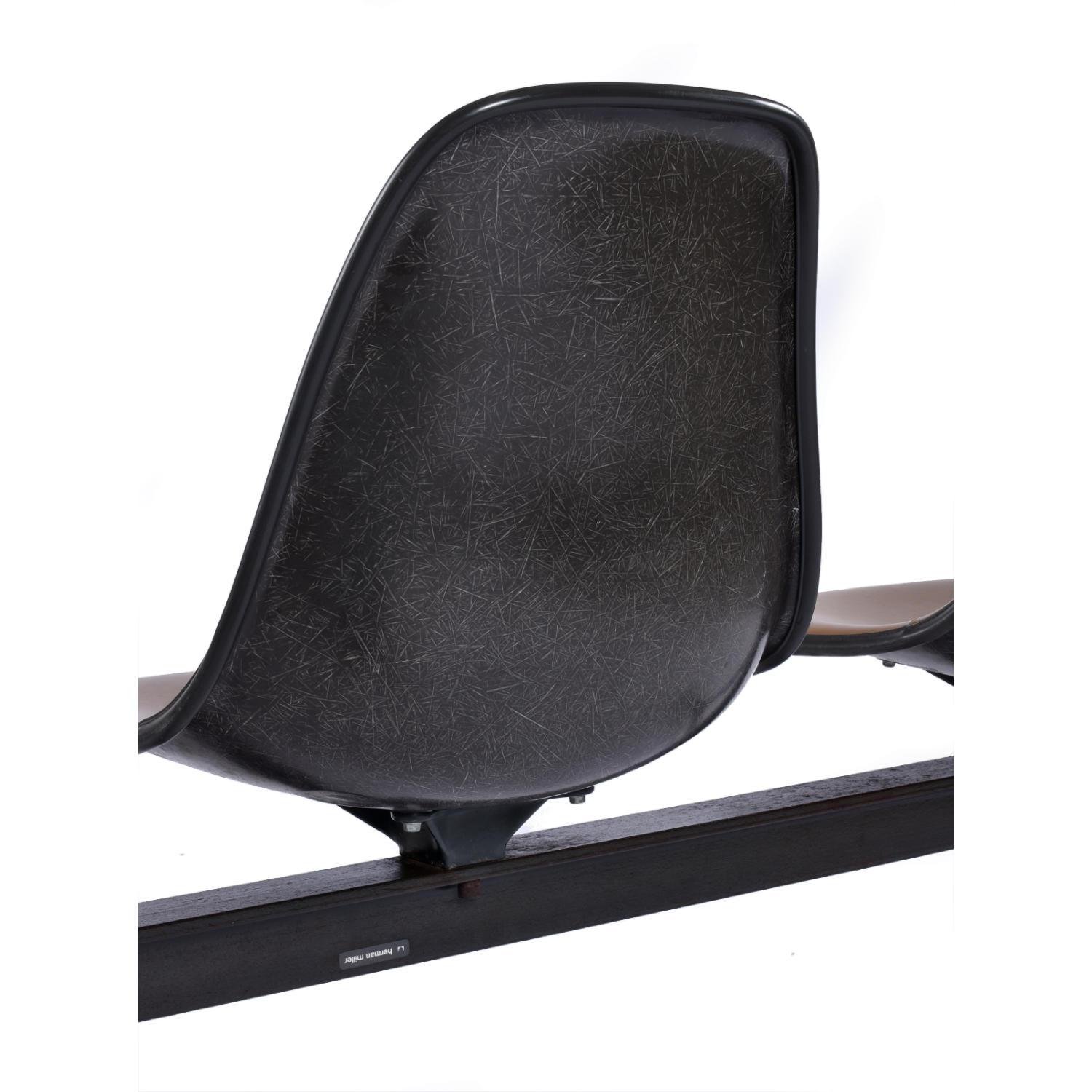 Herman Miller Eames Tandem Bench mit Brown Naugahyde Pad Shell Stühle im Angebot 2