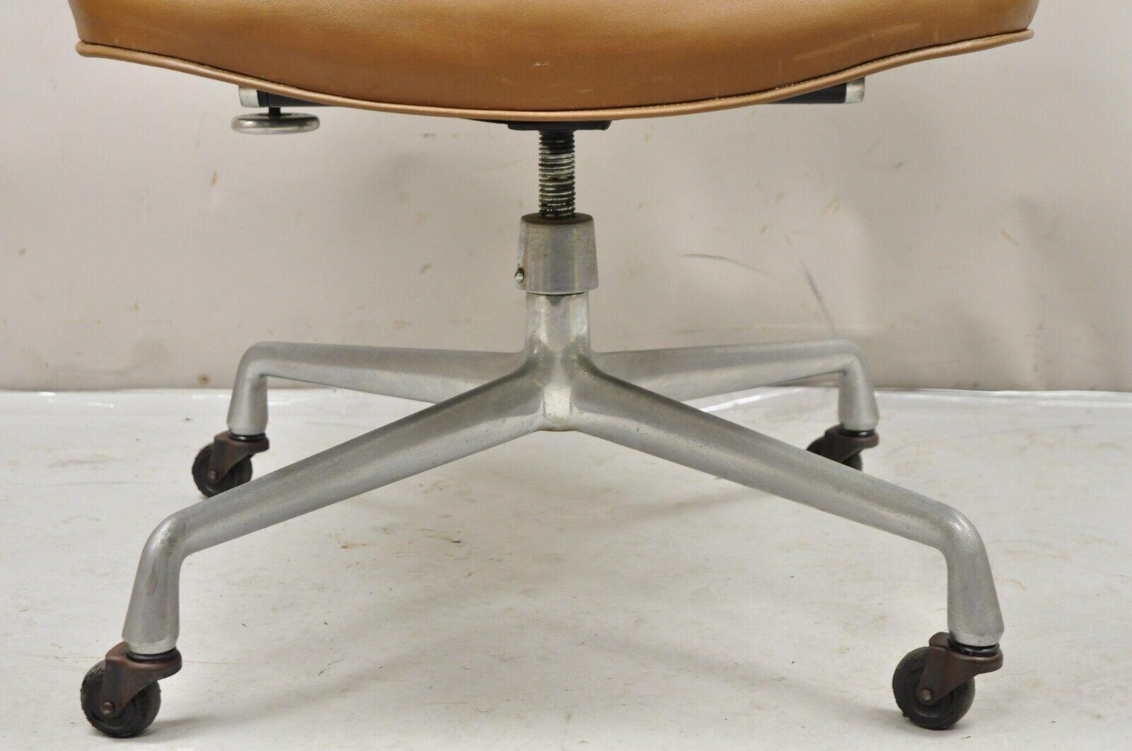 Herman Miller Eames Time Life Brown Kunstleder Rolling Office Desk Chair im Zustand „Gut“ in Philadelphia, PA