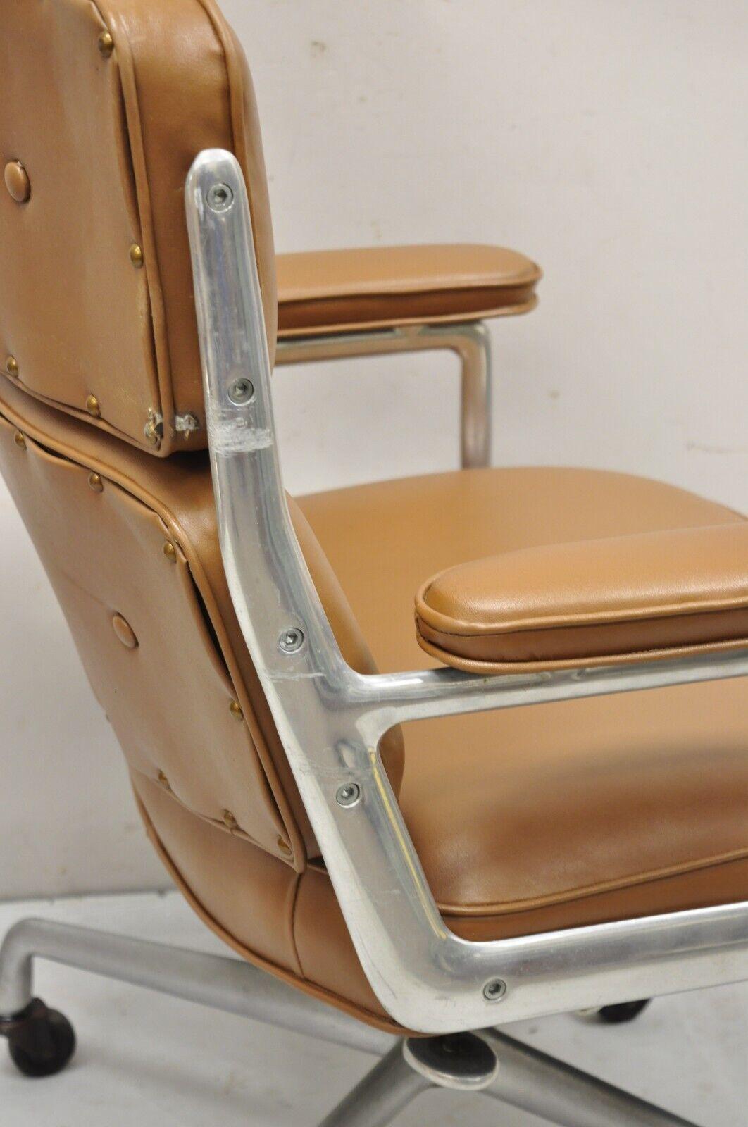 Herman Miller Eames Time Life Brown Kunstleder Rolling Office Desk Chair (Aluminium)