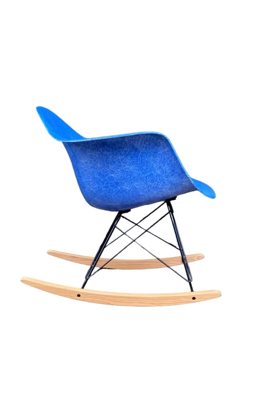 American  Herman Miller Eames Ultramarine Fiberglass Rar Rocking Chair