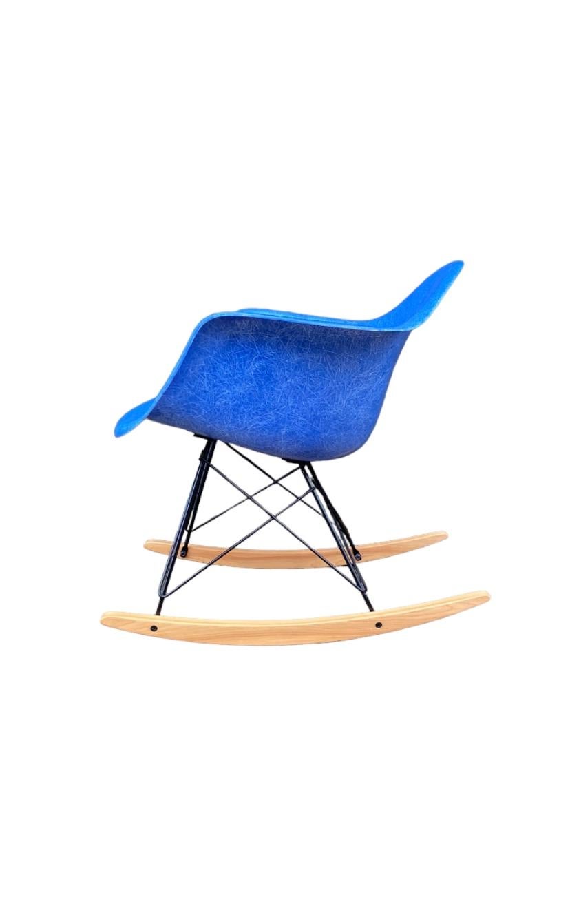  Herman Miller Eames Ultramarine Fiberglass Rar Rocking Chair In Good Condition In Brooklyn, NY