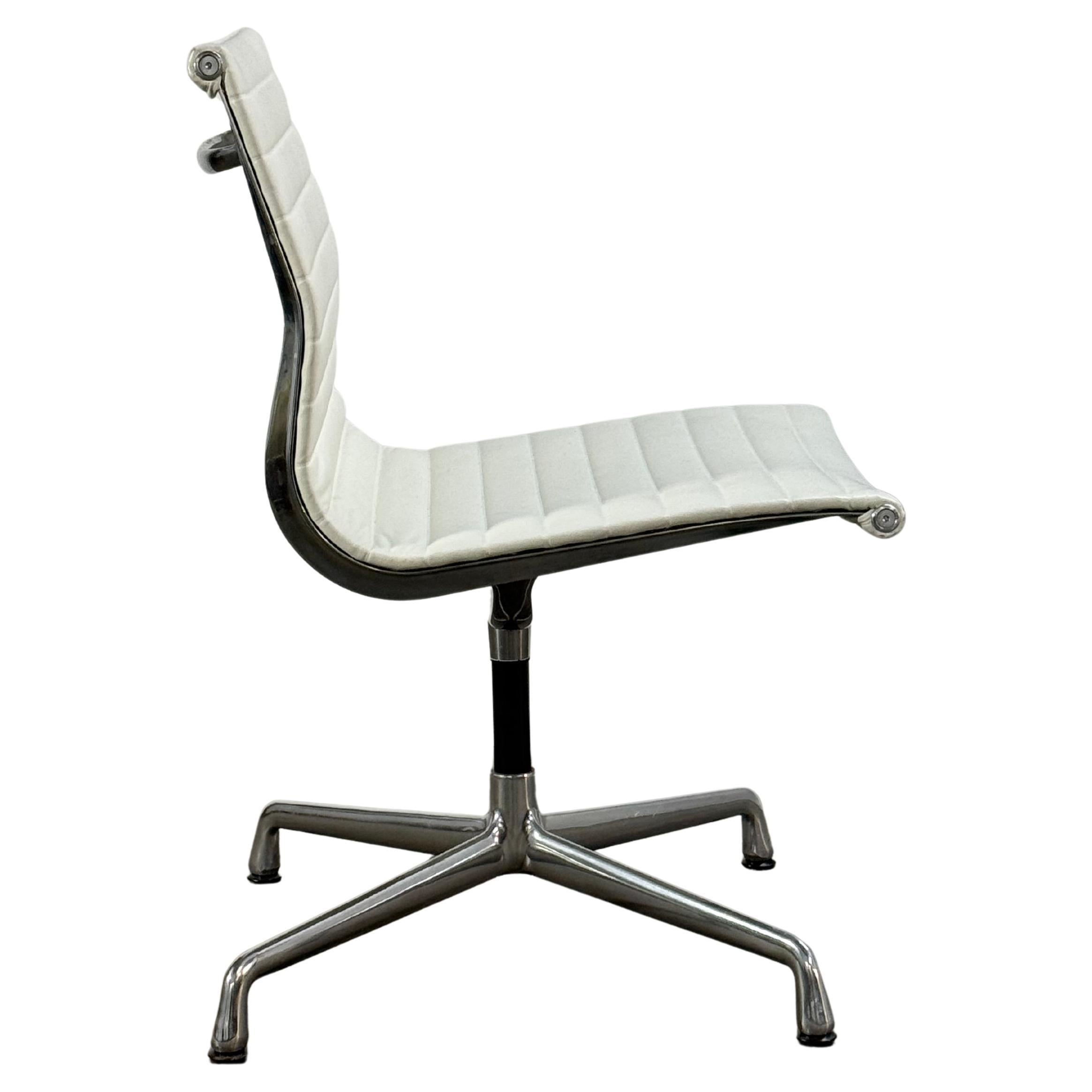 Herman Miller Eames White Leather Aluminum Group Office Desk Chair in vendita