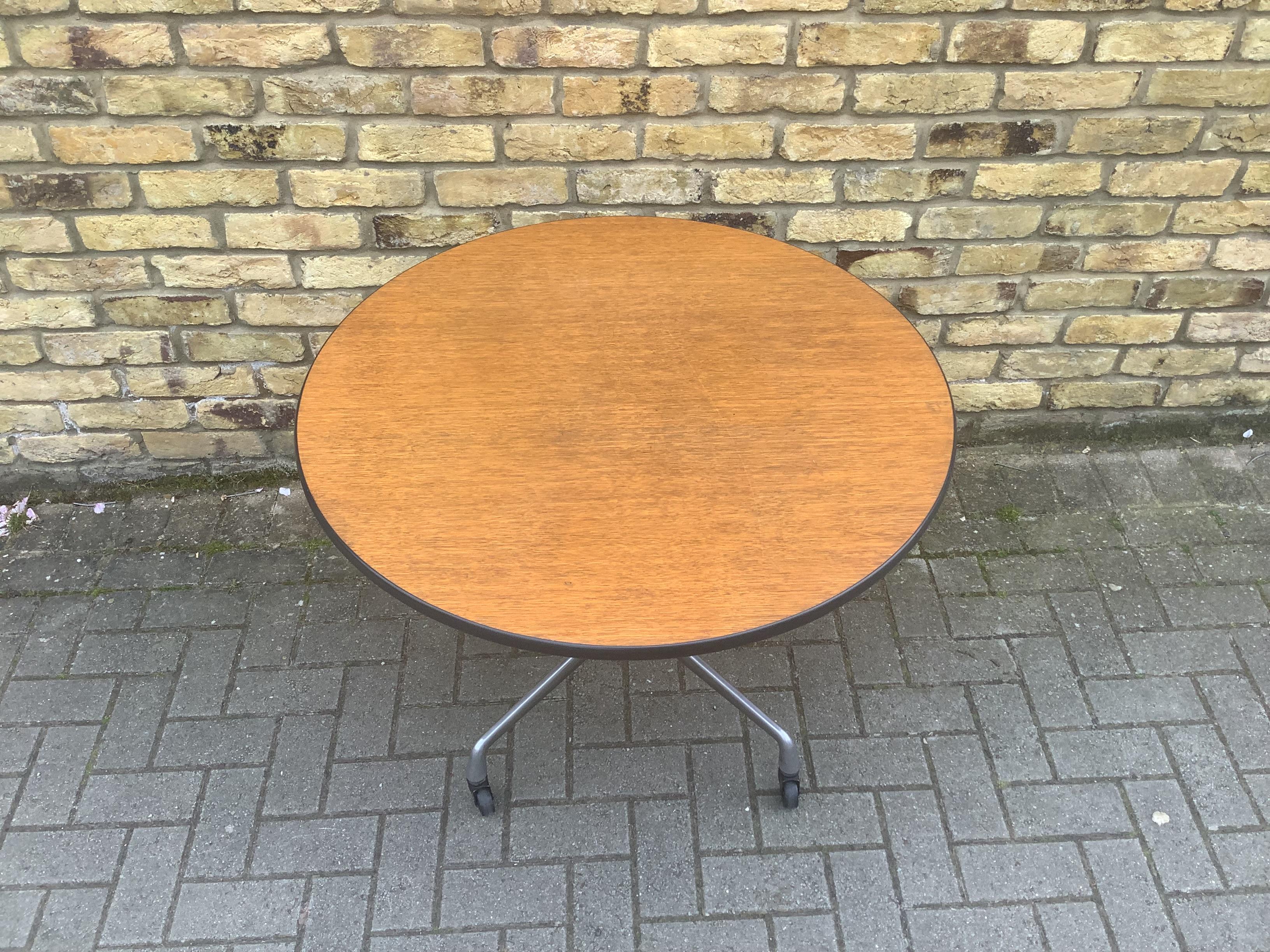 A beautifully styled and iconic vintage table designed by Charles & Ray Eames and made by Herman Miller. This dates from around the 1960-70's, the condition is very good for its age. The Oak veneered top has some light wear to the surface. A useful