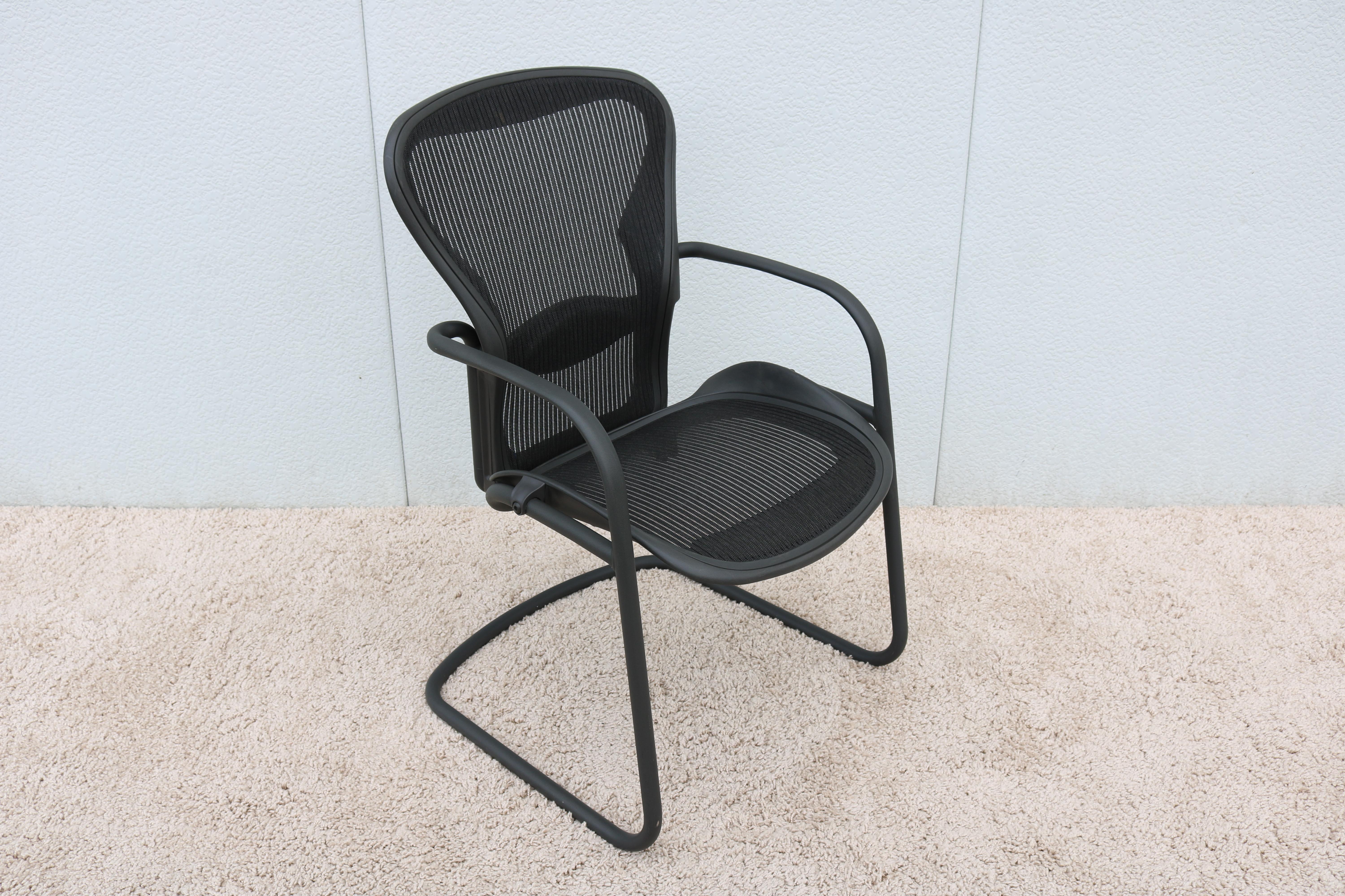 Herman Miller Ergonomic Aeron Side/Guest or Desk Chair Size B, in Carbon Mesh For Sale 3