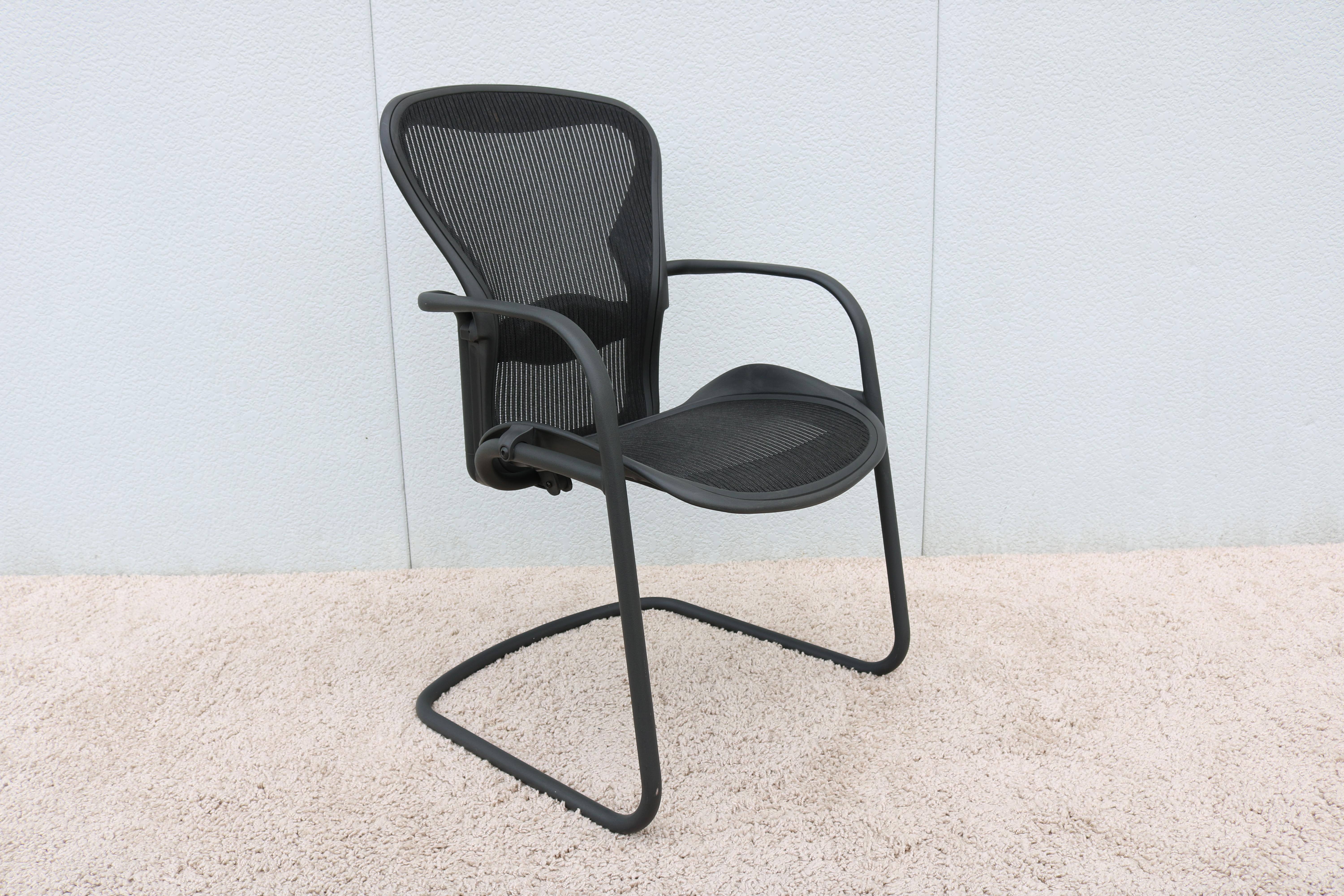 Herman Miller Ergonomic Aeron Side/Guest or Desk Chair Size B, in Carbon Mesh For Sale 4