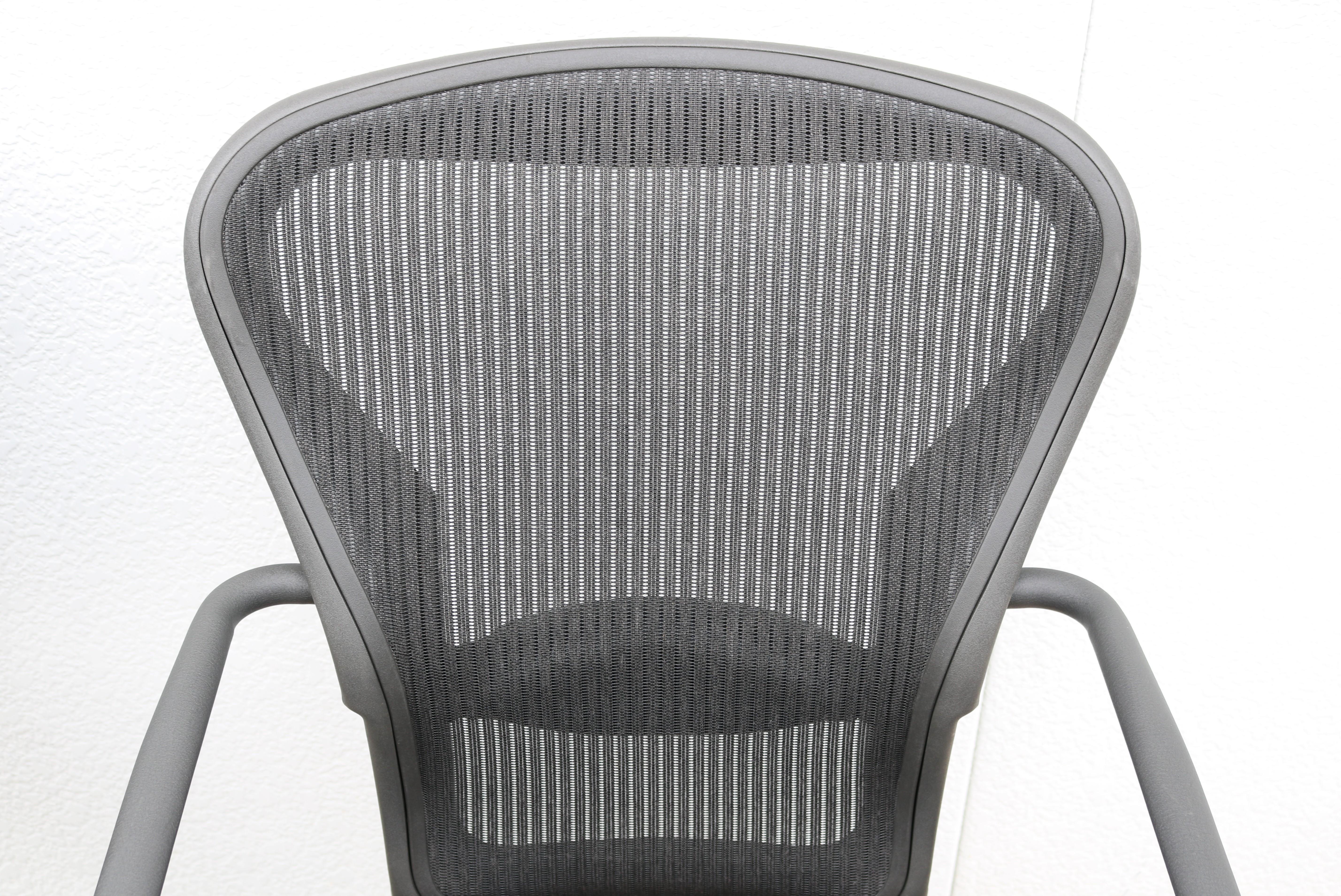 Herman Miller Ergonomic Aeron Side/Guest or Desk Chair Size B, in Carbon Mesh For Sale 5