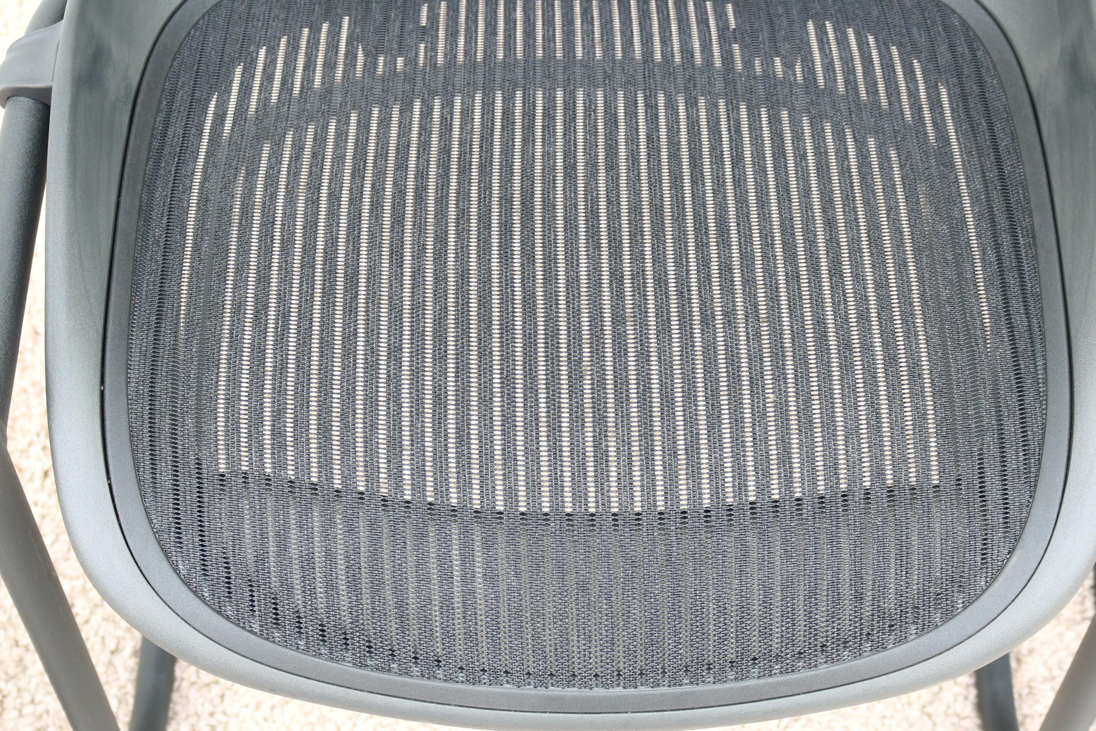 Herman Miller Ergonomic Aeron Side/Guest or Desk Chair Size B, in Carbon Mesh For Sale 6