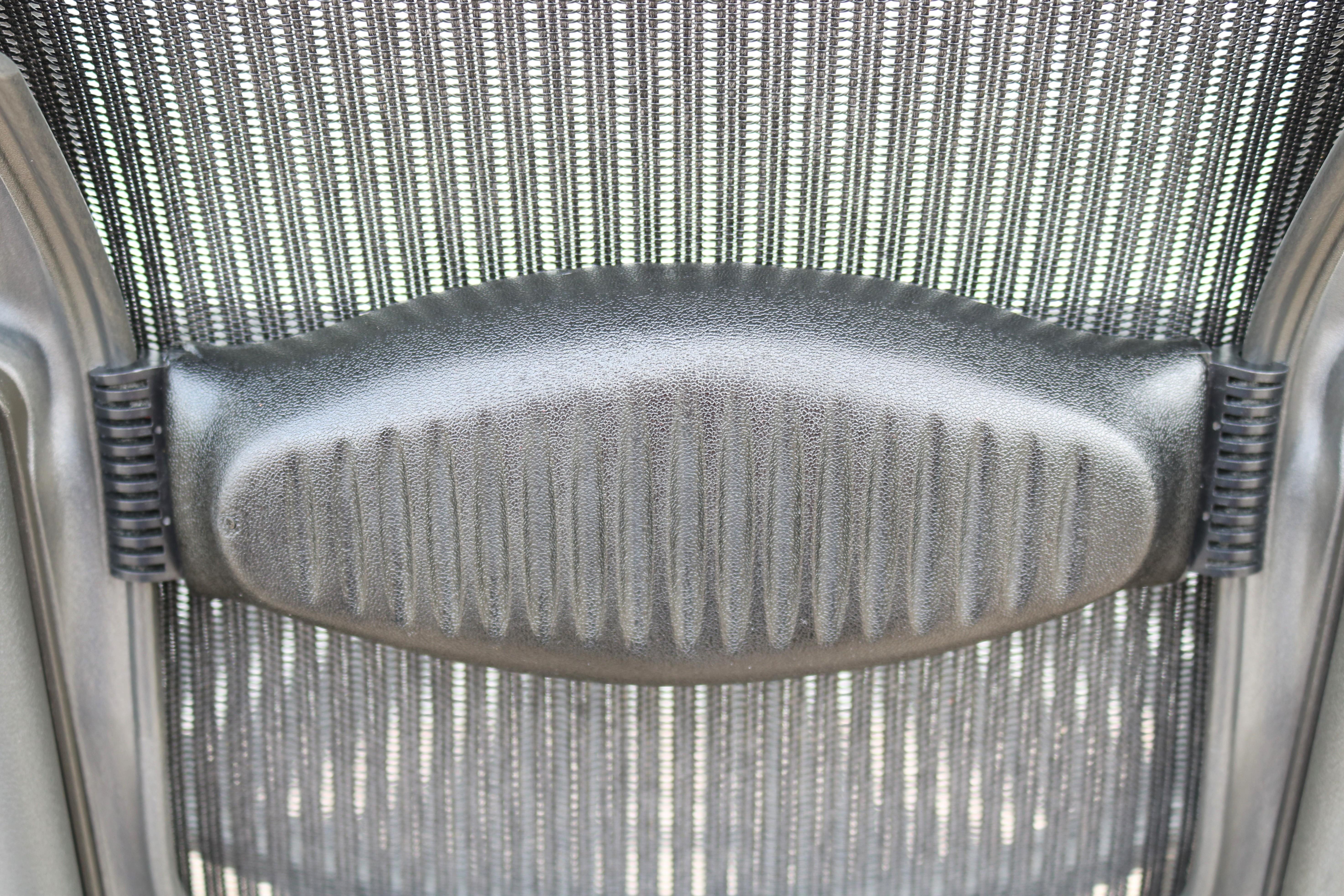 Herman Miller Ergonomic Aeron Side/Guest or Desk Chair Size B, in Carbon Mesh For Sale 7