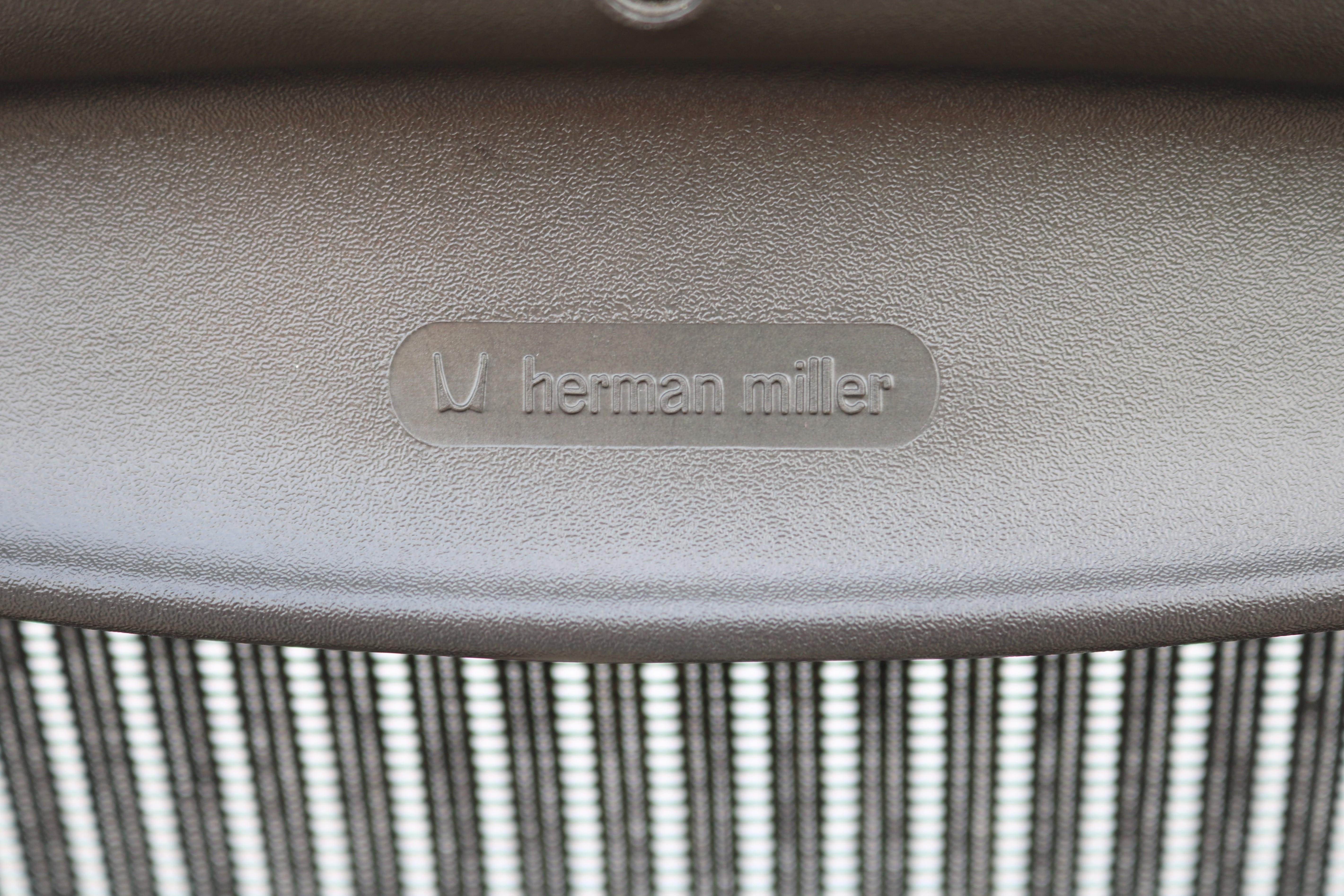 Herman Miller Ergonomic Aeron Side/Guest or Desk Chair Size B, in Carbon Mesh For Sale 8