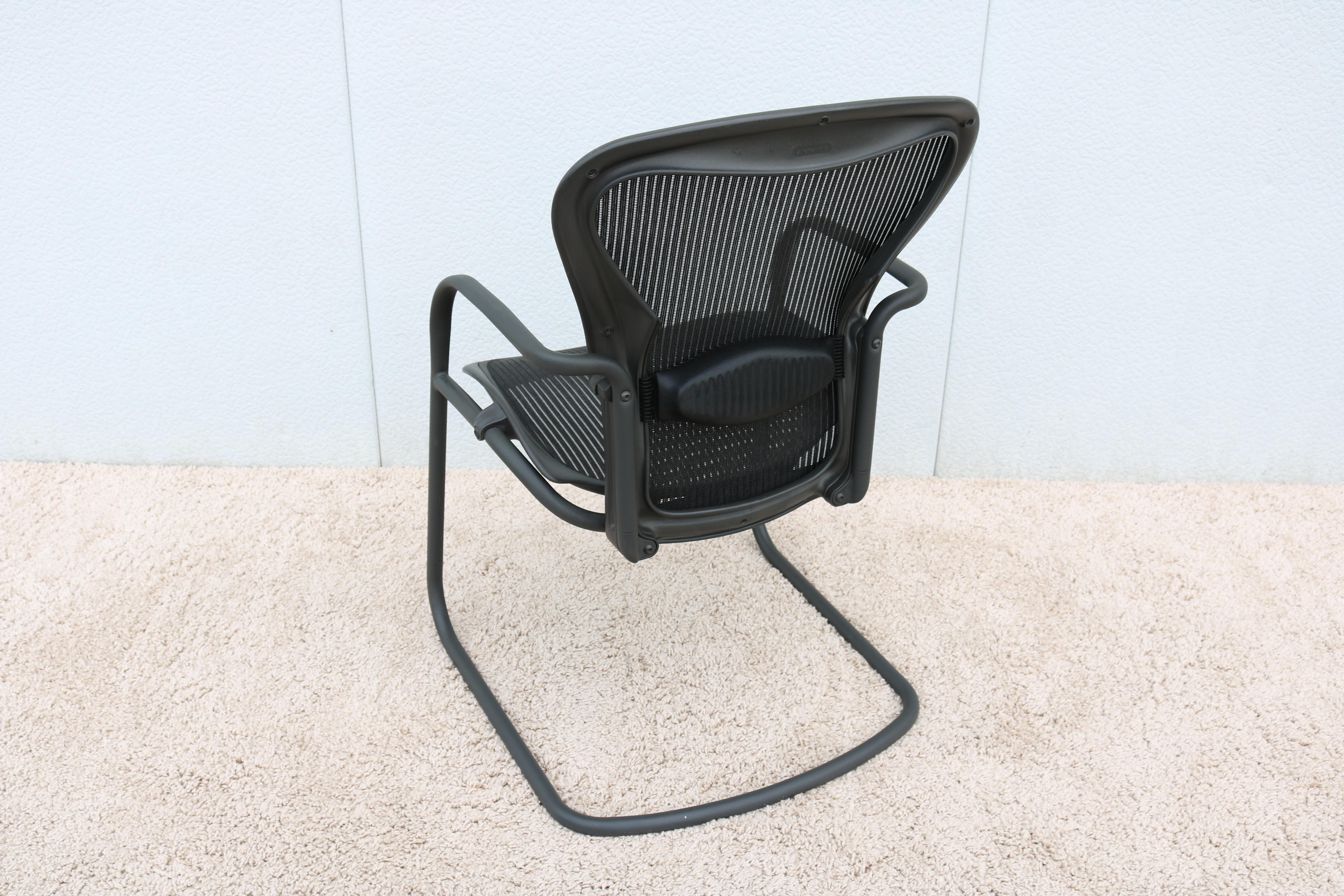 Herman Miller Ergonomic Aeron Side/Guest or Desk Chair Size B, in Carbon Mesh In Excellent Condition For Sale In Secaucus, NJ