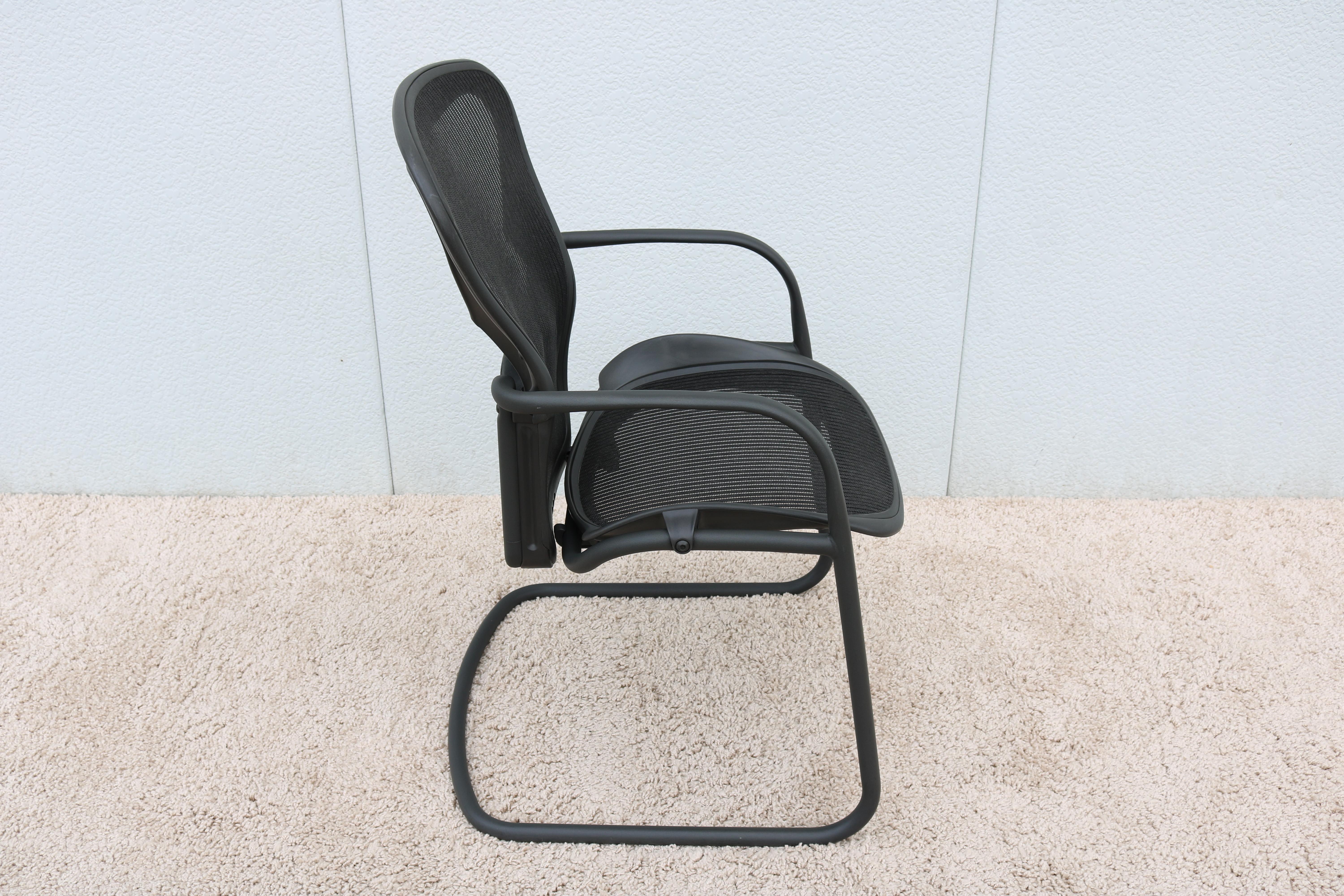 Herman Miller Ergonomic Aeron Side/Guest or Desk Chair Size B, in Carbon Mesh For Sale 1
