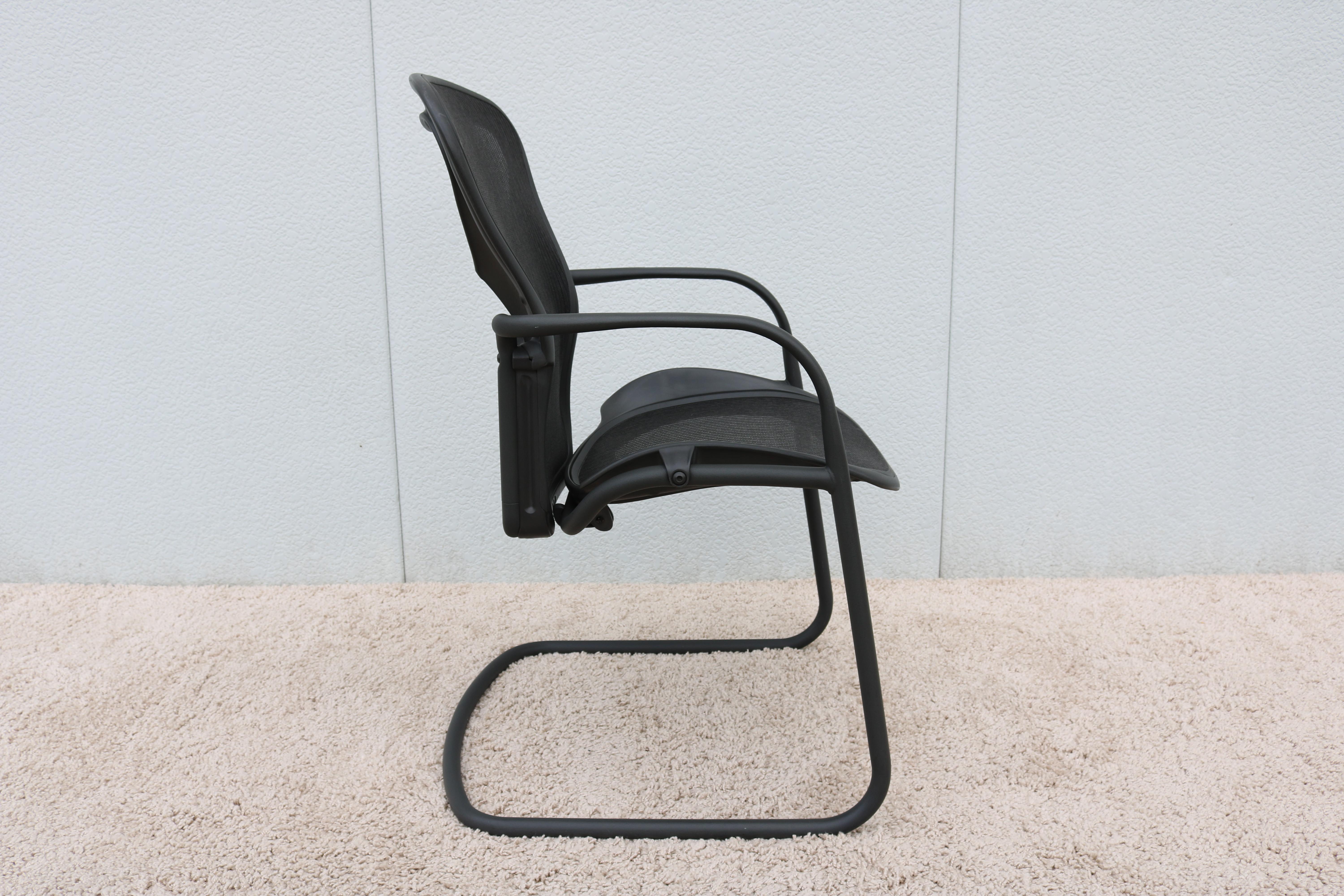 Herman Miller Ergonomic Aeron Side/Guest or Desk Chair Size B, in Carbon Mesh For Sale 2