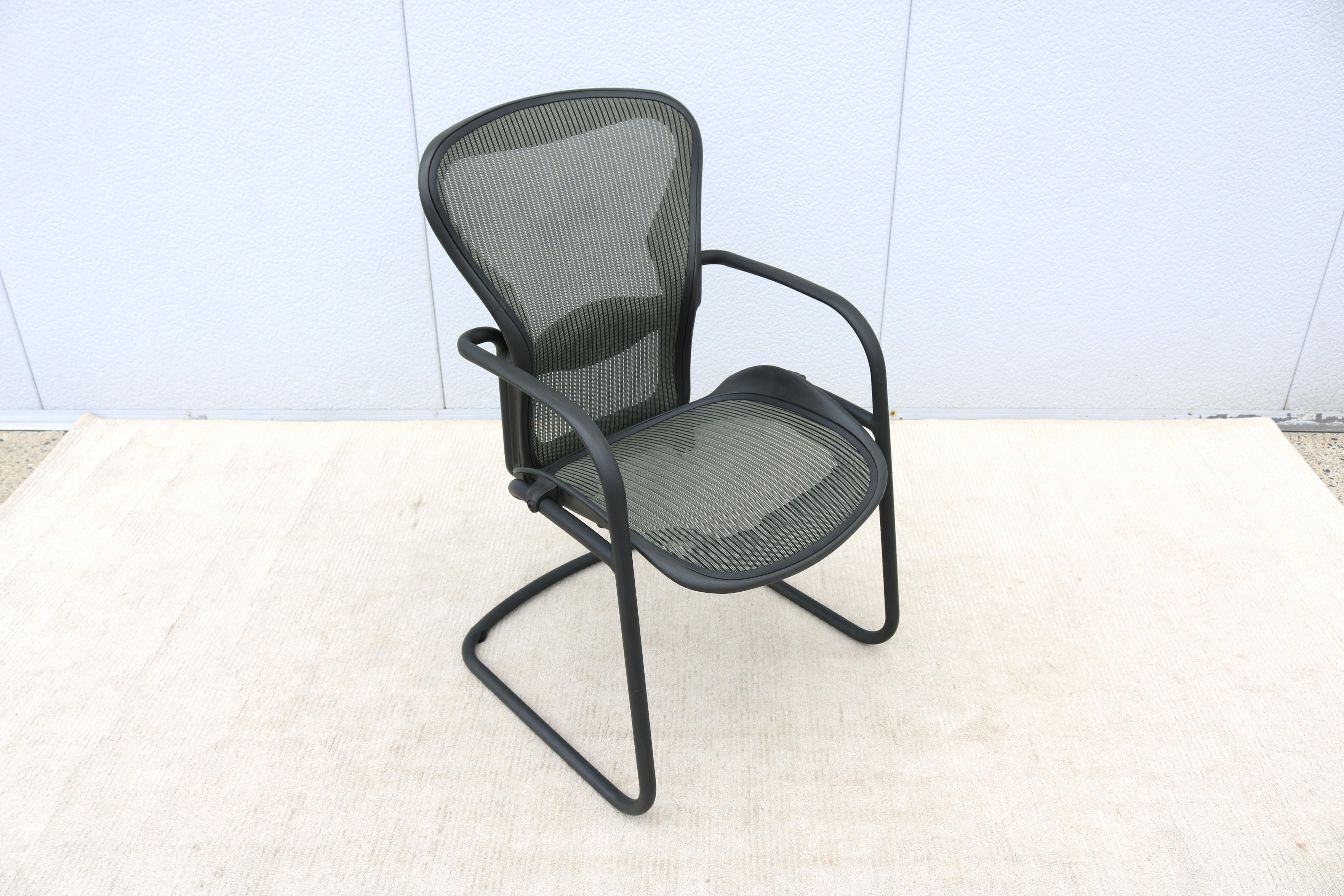 Sedia Aeron di Herman Miller da tavolo o da ospite di dimensioni (B) di Herman Miller.
È la migliore e più ammirata e riconosciuta sedia ergonomica per ufficio mai realizzata.
Il suo design innovativo e il supporto per una vasta gamma di posture,