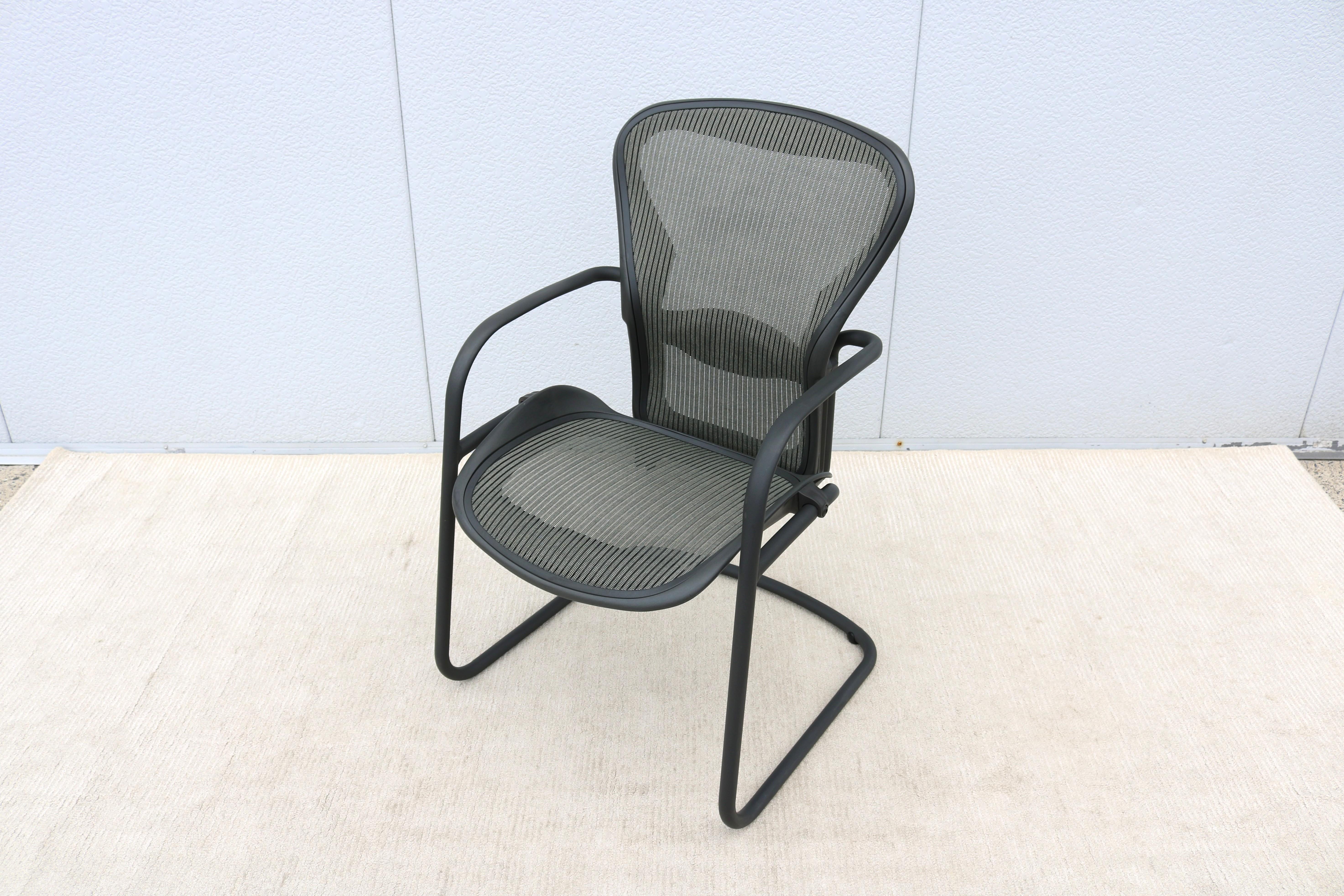 Herman Miller Sedia ergonomica Aeron da tavolo o da fianco Taglia B in Nickel Mesh In condizioni buone in vendita a Secaucus, NJ