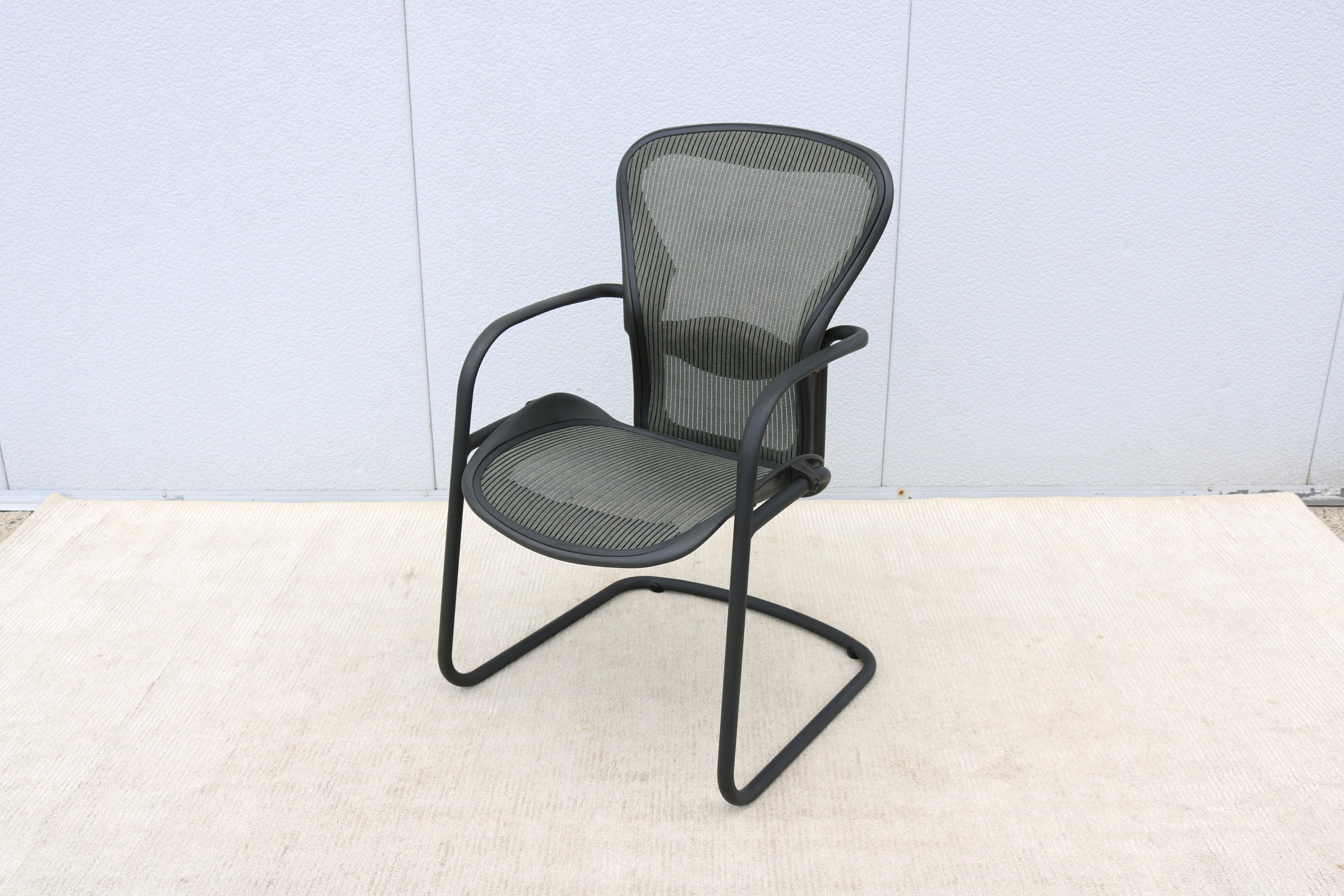 XXI secolo e contemporaneo Herman Miller Sedia ergonomica Aeron da tavolo o da fianco Taglia B in Nickel Mesh in vendita
