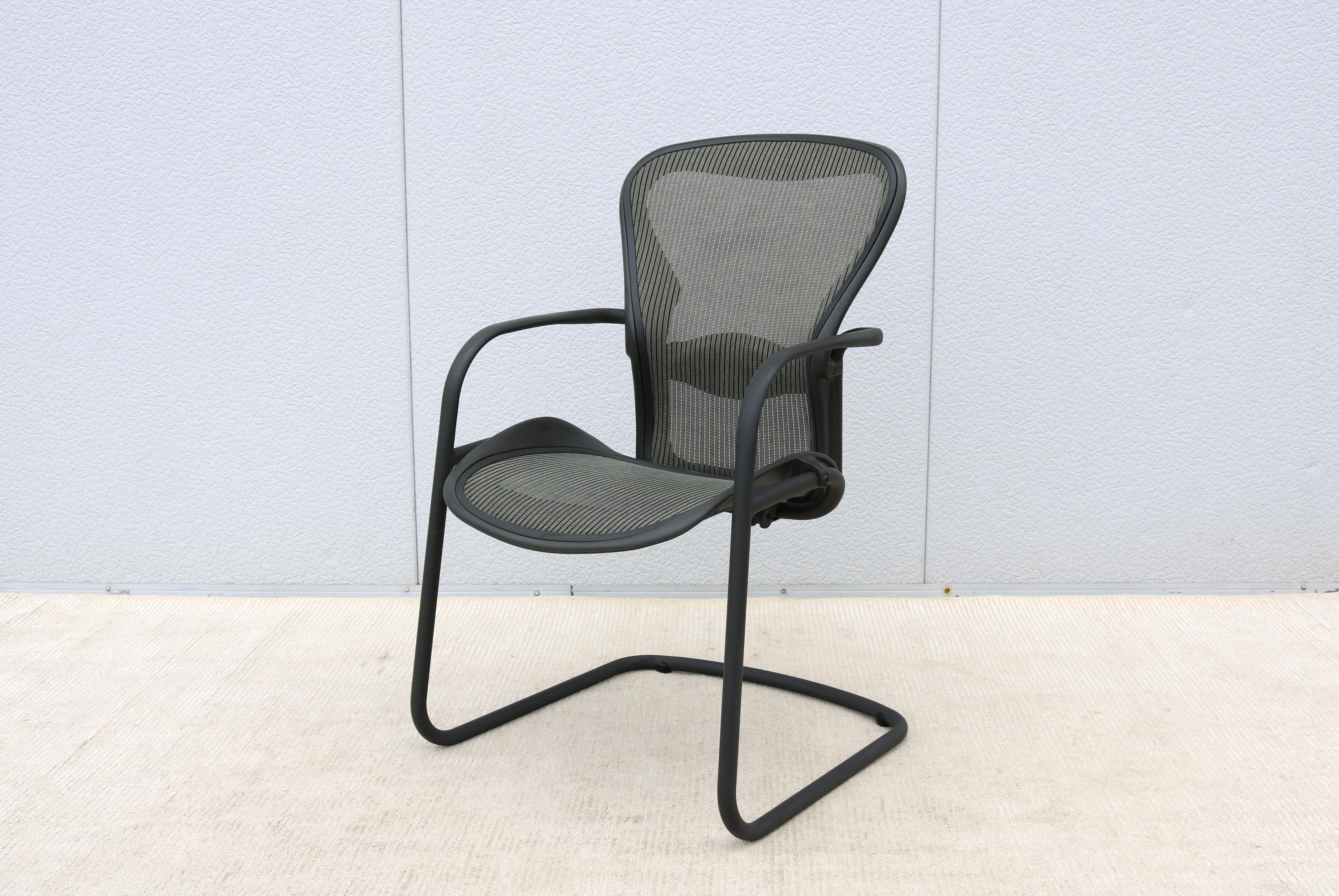Metallo Herman Miller Sedia ergonomica Aeron da tavolo o da fianco Taglia B in Nickel Mesh in vendita