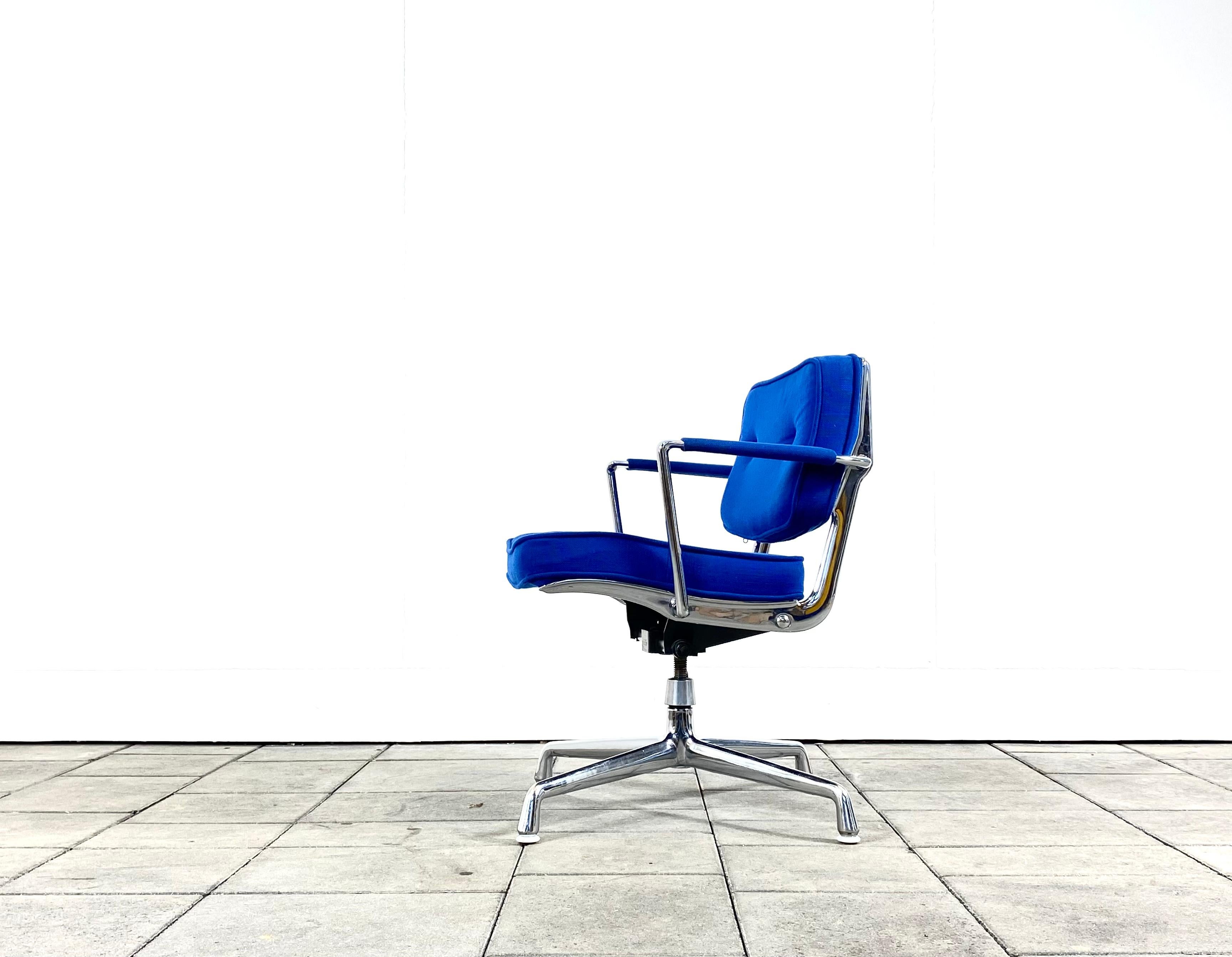 seltener Herman Miller ES102 Intermediate Desk Stuhl entworfen von Charles & Ray Eames

Polsterung in blauem Hopsack-Stoff, mit verchromten Aluminiumteilen, ausgestattet mit Dreh- und Kippfunktion, höhenverstellbar.

Der Stuhl ist in sehr gutem