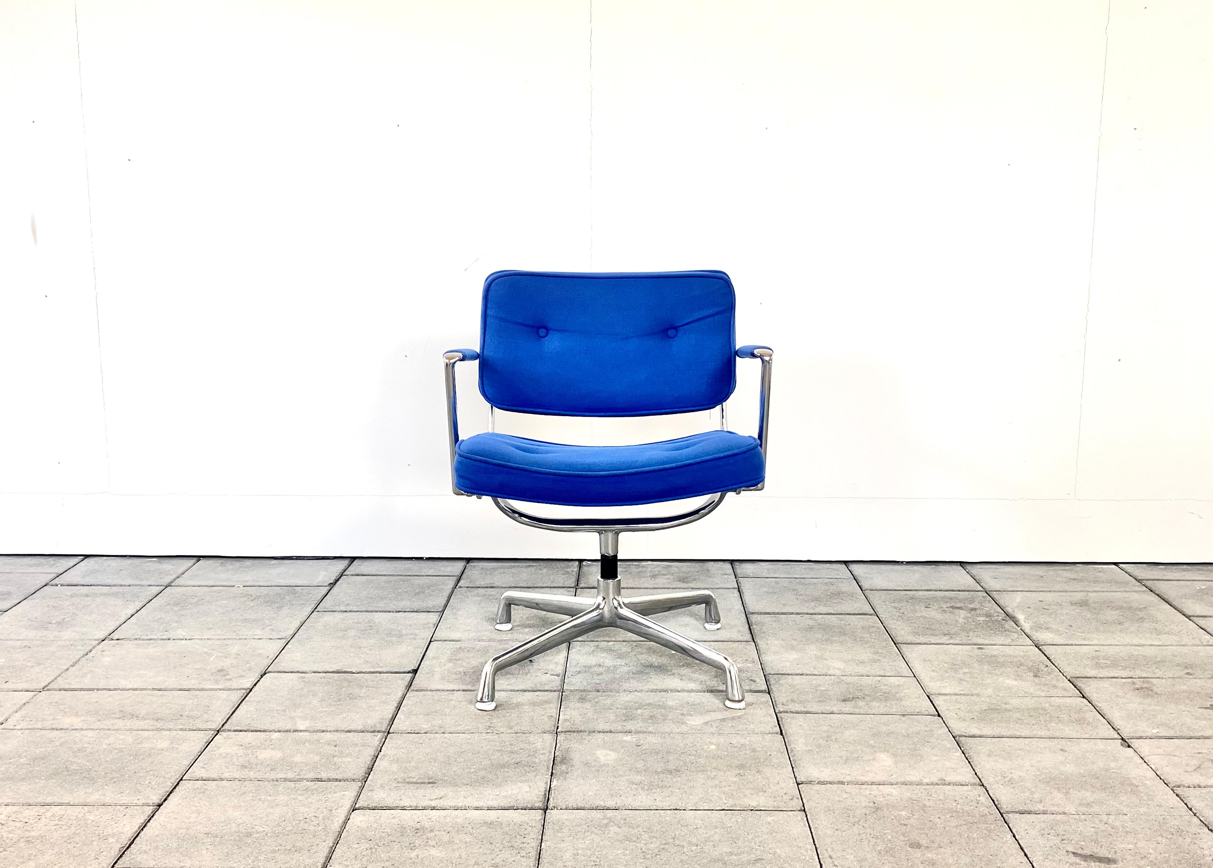 rare chaise Herman Miller ES102 Intermediate Desk conçue par Charles & Ray Eames

Rembourrage en tissu bleu Hopsack, avec pièces en aluminium chromé, équipé de la fonction shivel.

La chaise est en très bon état vintage avec des signes d'utilisation