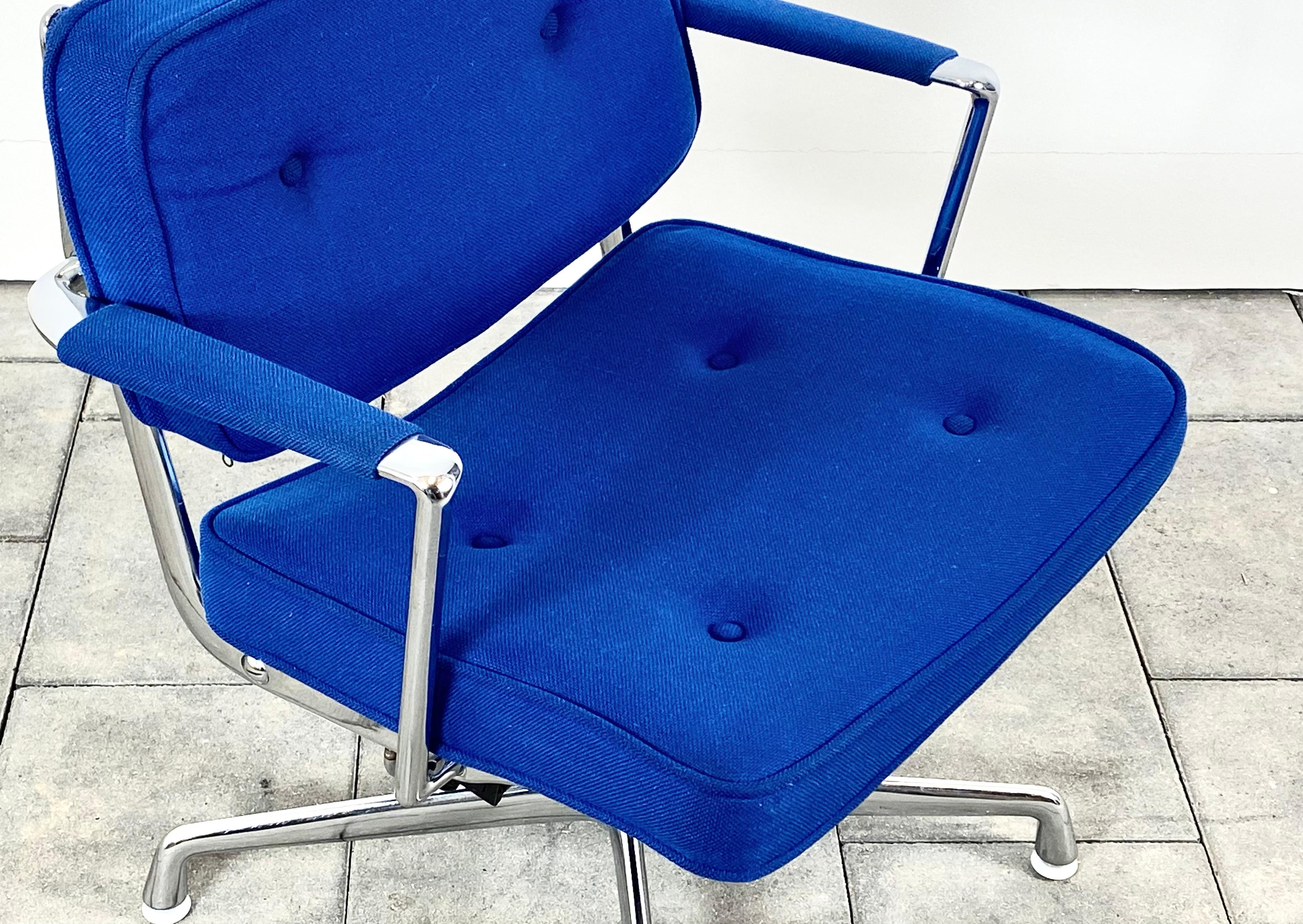 Mid-Century Modern Herman Miller ES102 Intermediate Chair Design Charles & Ray Eames For Sale