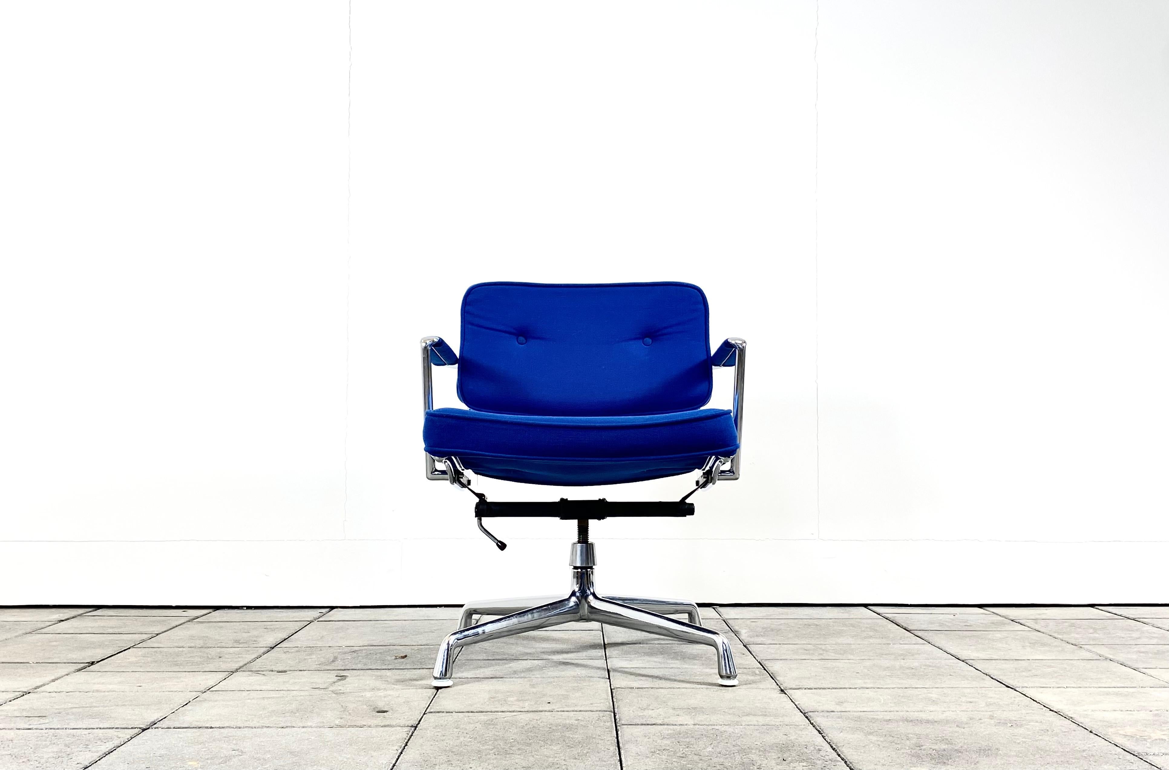 20th Century Herman Miller ES102 Intermediate Chair Design Charles & Ray Eames For Sale