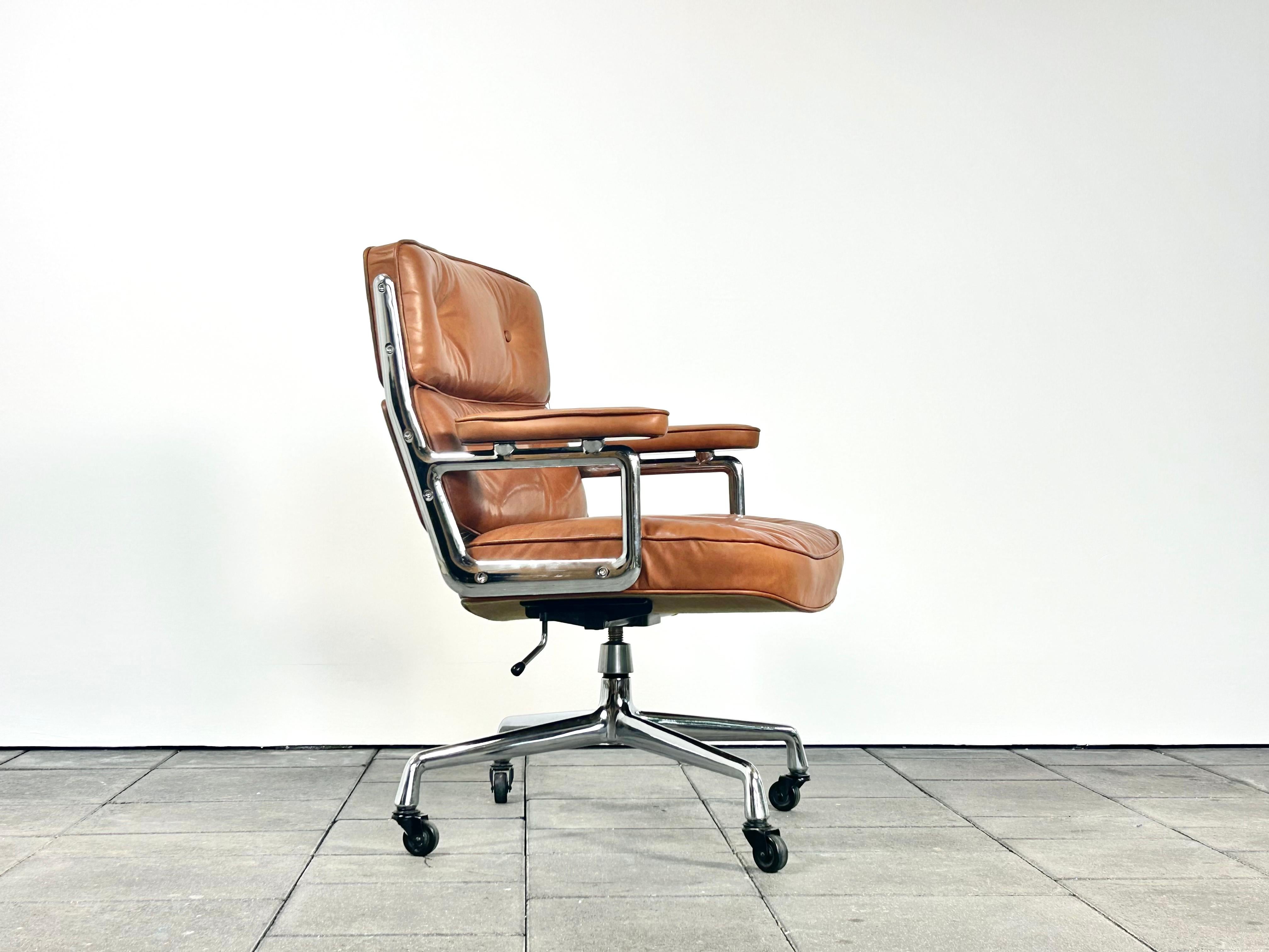 Herman Miller ES104 Time Life chair, designed by Charles & Ray Eames in 1960.

Re-upholstered in dark-Cognac anilin leather, with chromed aluminium parts, equipped with shivel & tilt function, height adjustable.

The chair is in very good