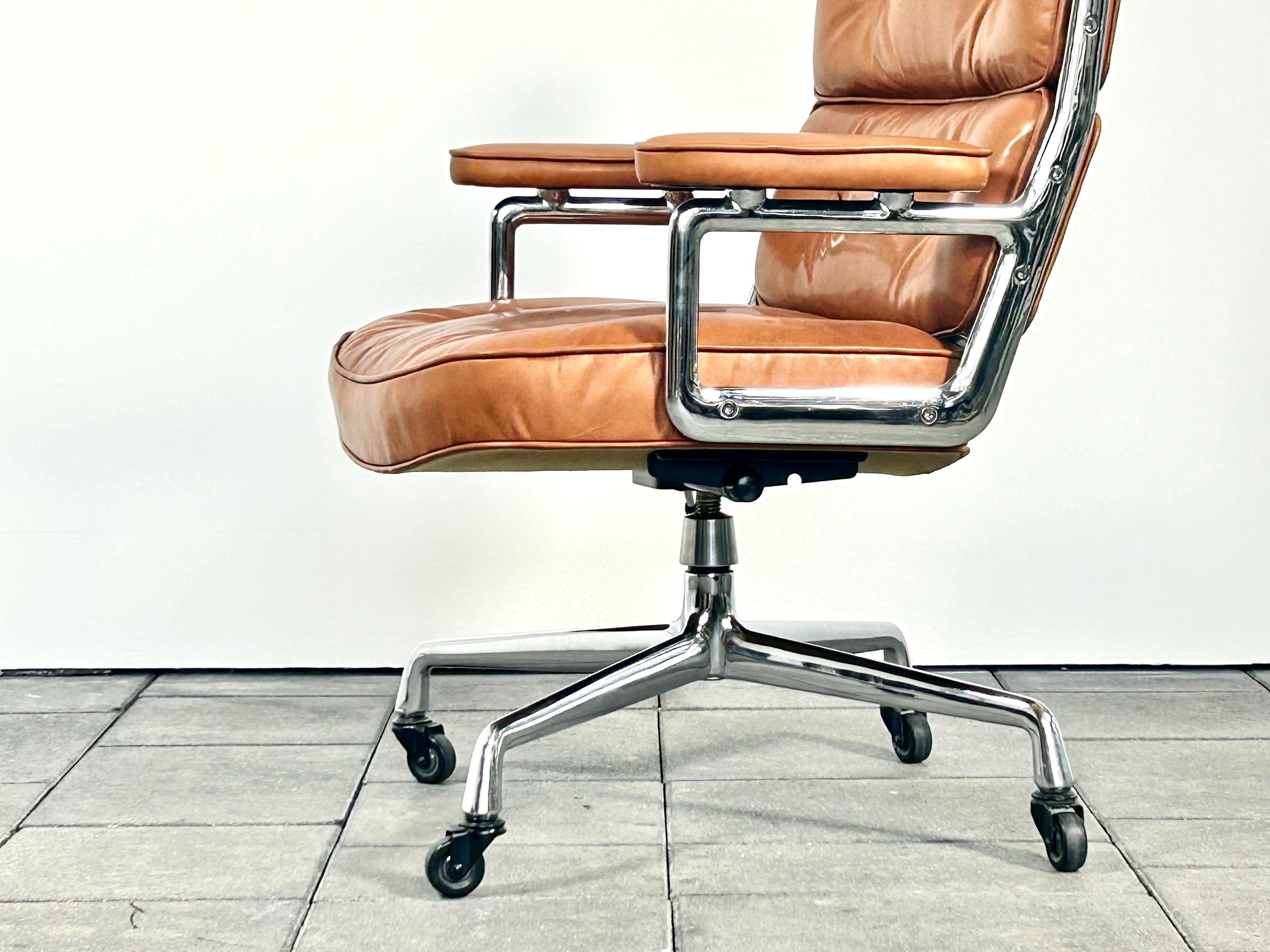Mid-Century Modern Herman Miller ES104 Lobby / Time Life Chair Designed by Charles & Ray Eames