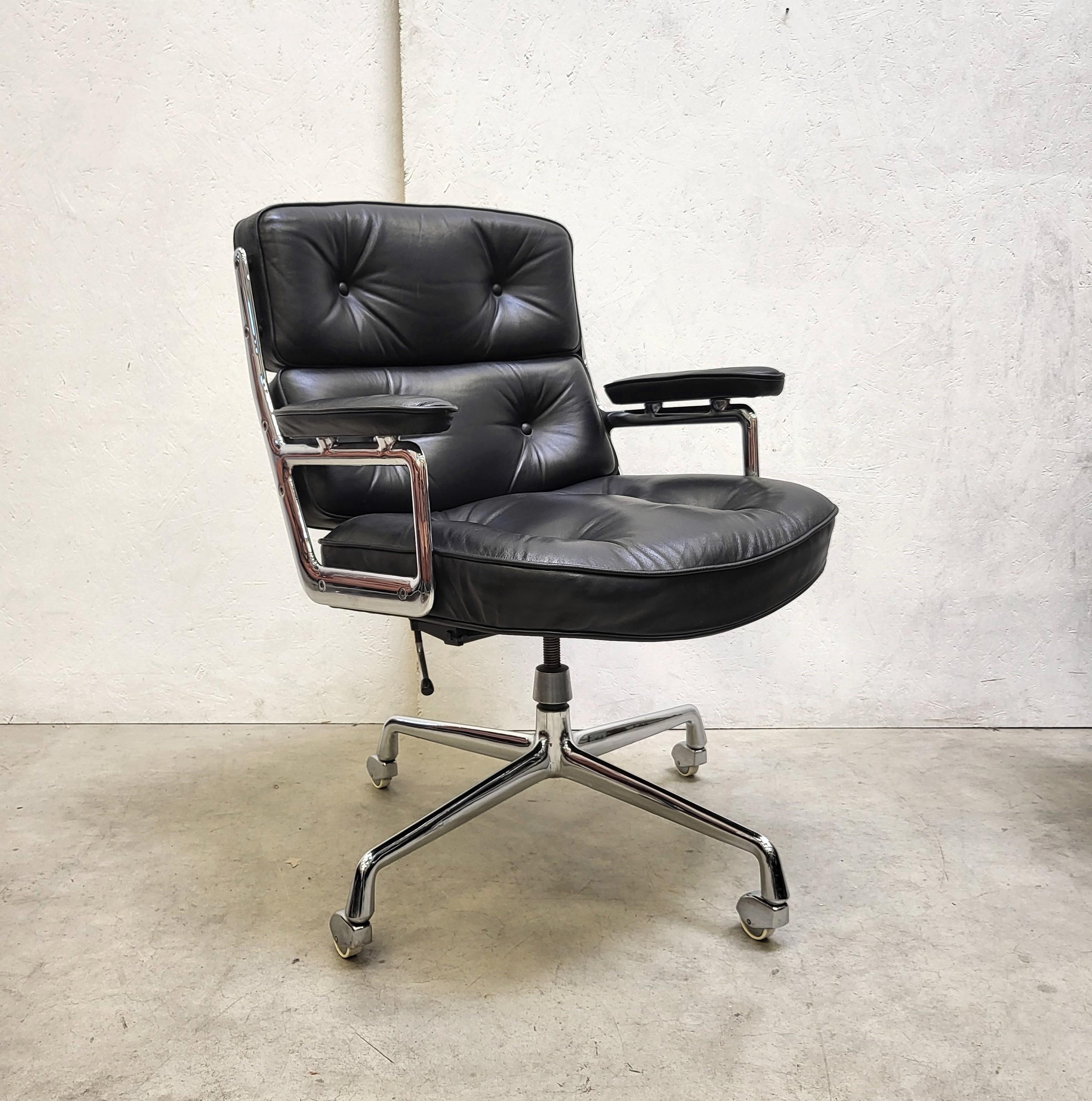 Wonderful black leather Lobby Chair model ES104 produced by Herman Miller/Vitra in the 70s/80s. 
The chair features a chromed aluminium frame on a chromed aluminium base.

The chair features a tilt mechanism and is height adjustable.

Overall the